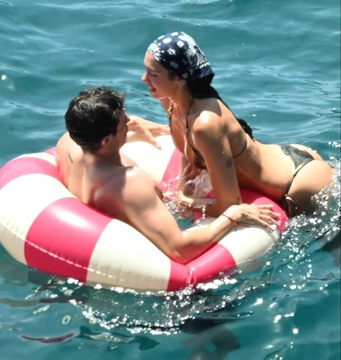 ashwampcmt's tweet photo. #Dualipa #Callumturner OH MY GOD …… Pictures from their honeymoon
#Dualipa #Callumturner https://t.co/Pc0YWiNI0K