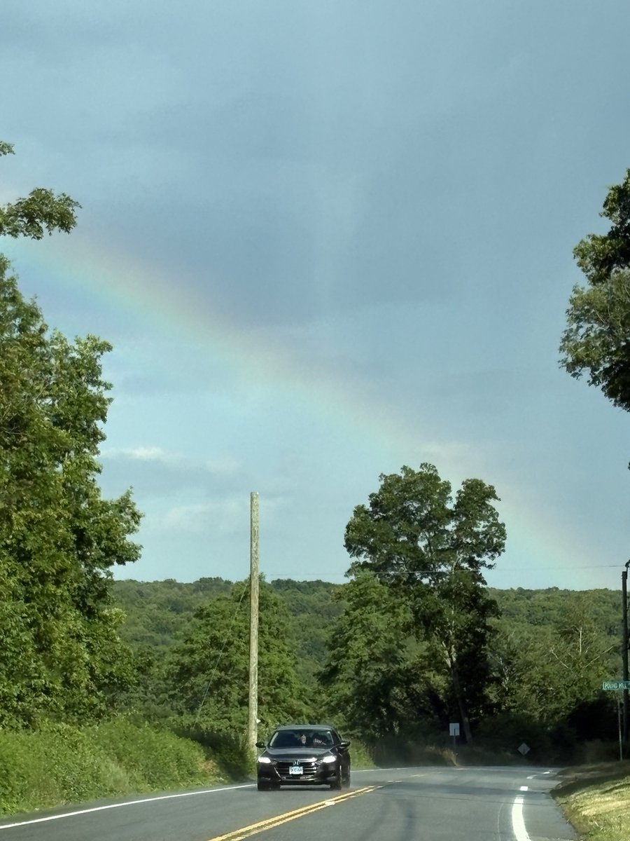 GoBigBlue87's tweet photo. Rainbow on Father’s Day after nice dinner out together! My mom spotted it excitedly in the sky. https://t.co/gTCYJjgl2R