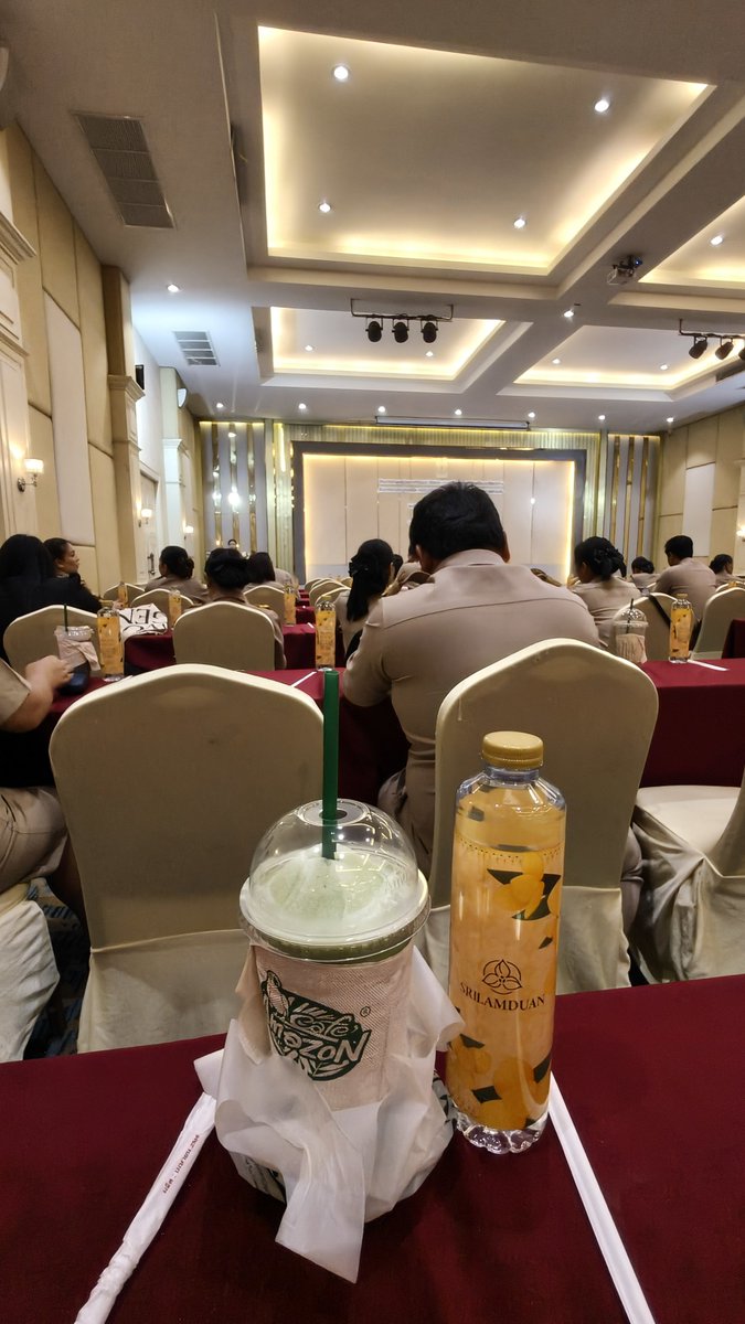 BeerO41656's tweet photo. สรุปผลการดำเนินงาน ไตรมาส 1-2 และชี้แจงแนวทางการขับเคลื่อนงาน ไตรมาส 3-4 ปีงบประมาณ พ.ศ.2569   #โรงแรมศรีลำดวน #ศรีสะเกษ https://t.co/2zsXV3KUf7