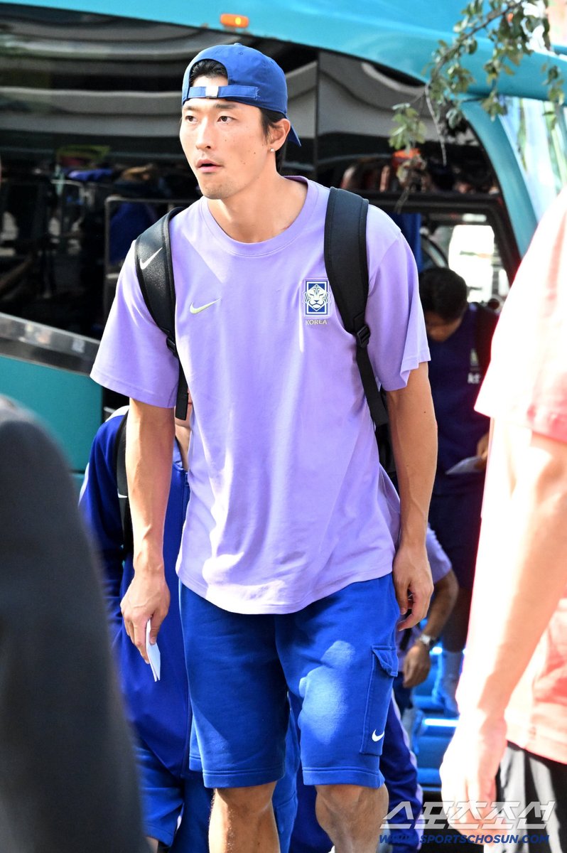 choguesungfc's tweet photo. Guesung arrives in Monterrey, Mexico today as South Korea prepares for their third match against South Africa.

#조규성 #choguesung https://t.co/KWvWTpxJf3