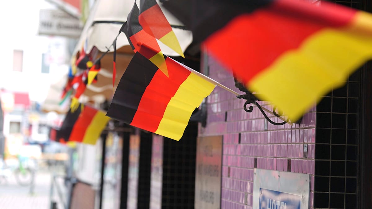 welt's tweet photo. „Nazi-Schweine“ – Dutzende Vermummte greifen Gruppe nach WM-Spiel an https://t.co/wCG08VWlaY https://t.co/pJwAI6MZnt