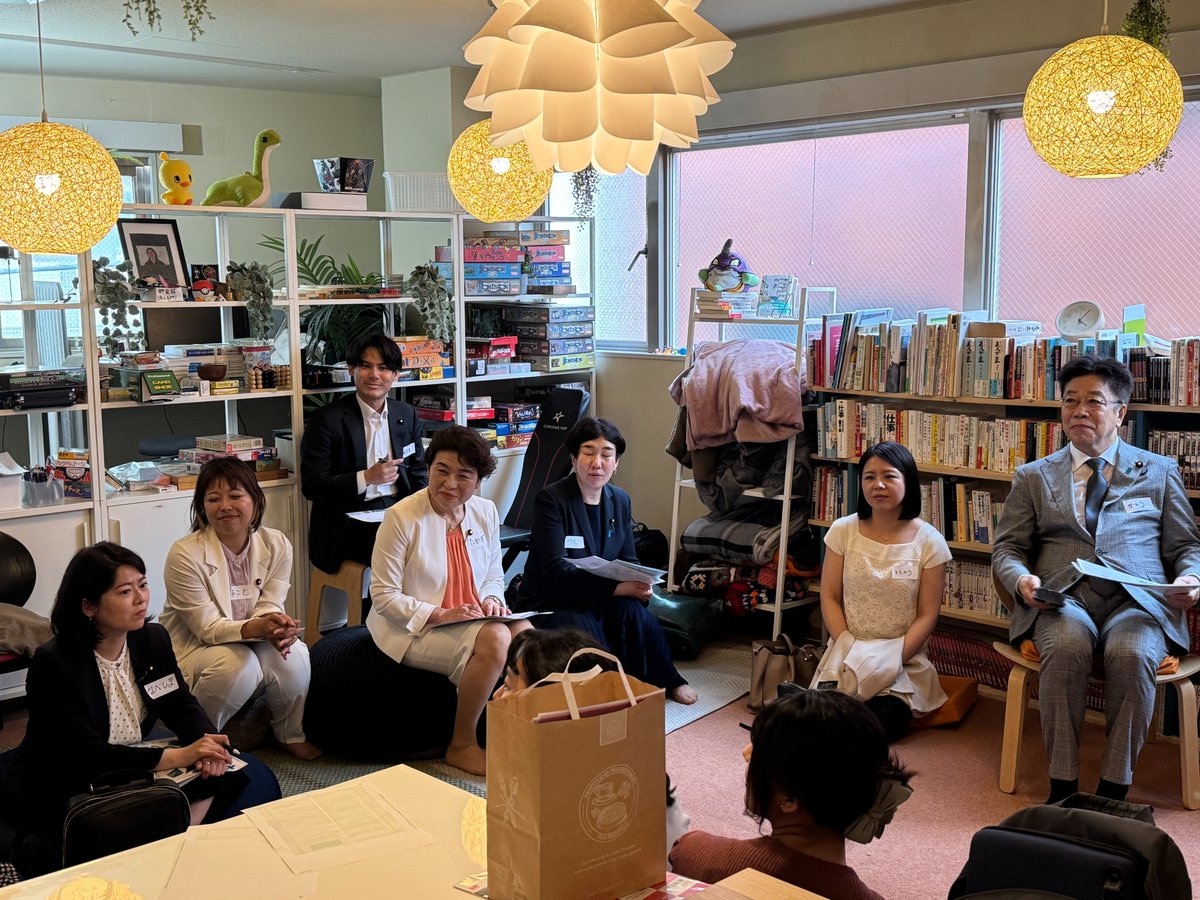 michio_mirai's tweet photo. 6/16(火)、超党派「ヤング・プレースレス議員連盟」のメンバーで、NPO法人サンカクシャさんの居場所「サンカクキチ」を視察しました。

家庭の事情などで頼れる大人や居場所を持てず、既存の制度の谷間で孤立する10代〜20代半ばの若者がいます。こうした「ヤング・プレースレス（居場所のない若者）」を支えるために、超党派で立ち上がった議連です。
サンカクシャさんは、親や身近な大人を頼れない若者に向き合い、居場所づくり・住まい・就労まで、既存の制度では支援が届きにくい方々を幅広く支えていらっしゃいます。

今回の視察では、利用者の方々やスタッフの皆さまのお話をじっくりと伺いました。児童養護施設を巣立った後のご苦労や、虐待を受けた方が声を上げづらい現実について知り、胸が詰まる思いと同時に、これは取り組まねばならないという思いを強くしました。
チームみらいとして何ができるのか、これからもしっかりと考えてまいります。ご対応くださった皆さまに、心より感謝申し上げます。