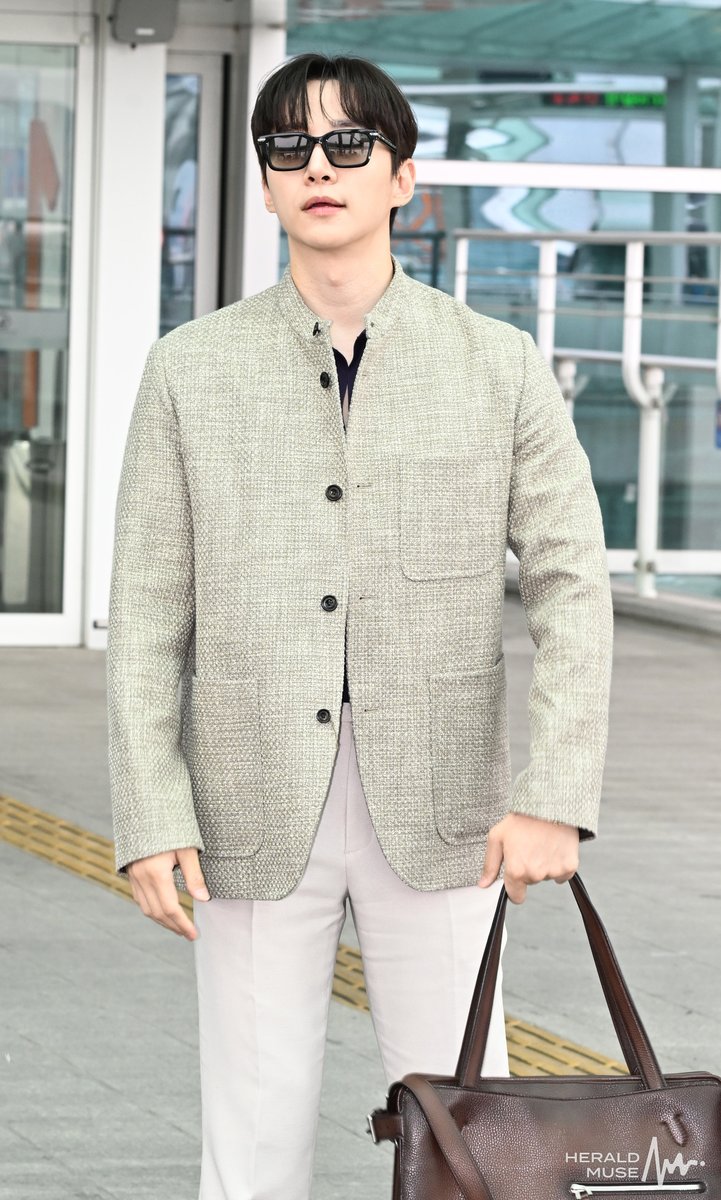 Kkorepo's tweet photo. 【フォト/動画】「#2PM」#ジュノ、フィンガーハートであいさつ…パリへ出国
#イジュノ #JUNHO
🔗https://t.co/8L12sEKIwV https://t.co/4I08hq01Ln
