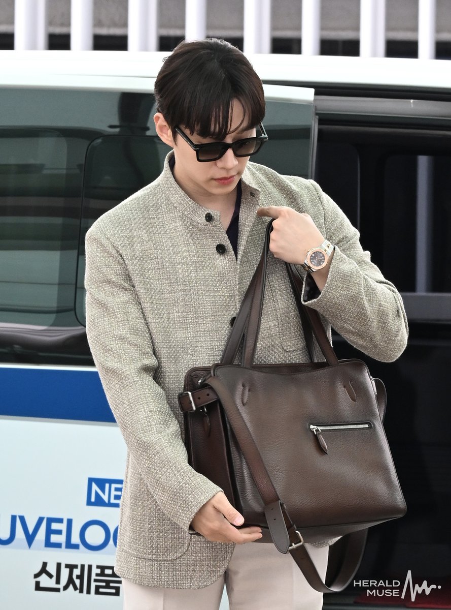 Kkorepo's tweet photo. 【フォト/動画】「#2PM」#ジュノ、フィンガーハートであいさつ…パリへ出国
#イジュノ #JUNHO
🔗https://t.co/8L12sEKIwV https://t.co/4I08hq01Ln