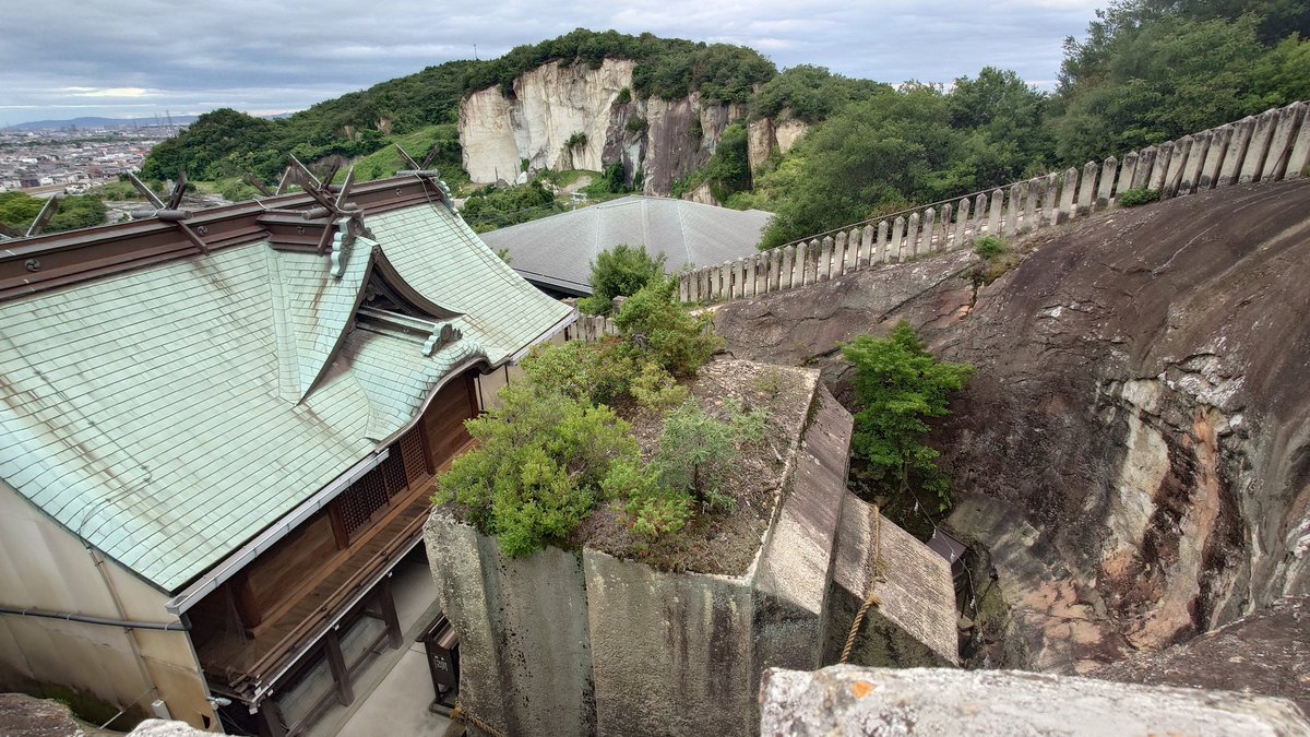 goshuinchou's tweet photo. 兵庫県高砂市の生石神社の御神体であり、715年に編纂された播磨国風土記にも記されている、人工的に加工された謎の巨大な岩「石の宝殿」に6年ぶりに参拝した。誰が何のためにこの岩を加工したのか謎とされているが、天皇陵クラスの古墳の石室として加工作業が行われたが、何らかの事情で中止になりそのまま遺棄されたのでは、そしてそれは日本書紀に「変な石造物や溝などを公共事業で作ってこの天皇やべえ」的に書かれている斉明天皇に関わるものであり、明日香村に残る多くの石造物とも関連するのでは、という考察があり、一定の説得力があるのでは、と個人的に思います。