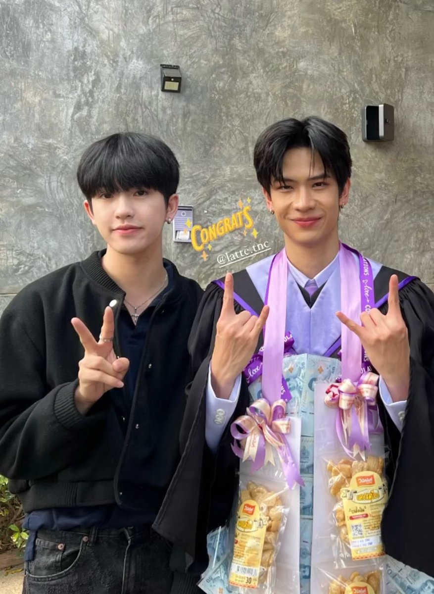 itawd99's tweet photo. Awal kenal dulu aku pikirnya Bayikk cuma temennya Latte yang dateng di graduationnya Latte. Sampek akhirnya ada temenku yang bilang (Siapapun dia semoga jadi partnernya Latte) aku mulai kepoin dia yang waktu itu followersnya masih sekitar 3000an. (1) #จ๊ะเอ๋ลาเต้คิม #LatteKim https://t.co/MGVAt2wYXr
