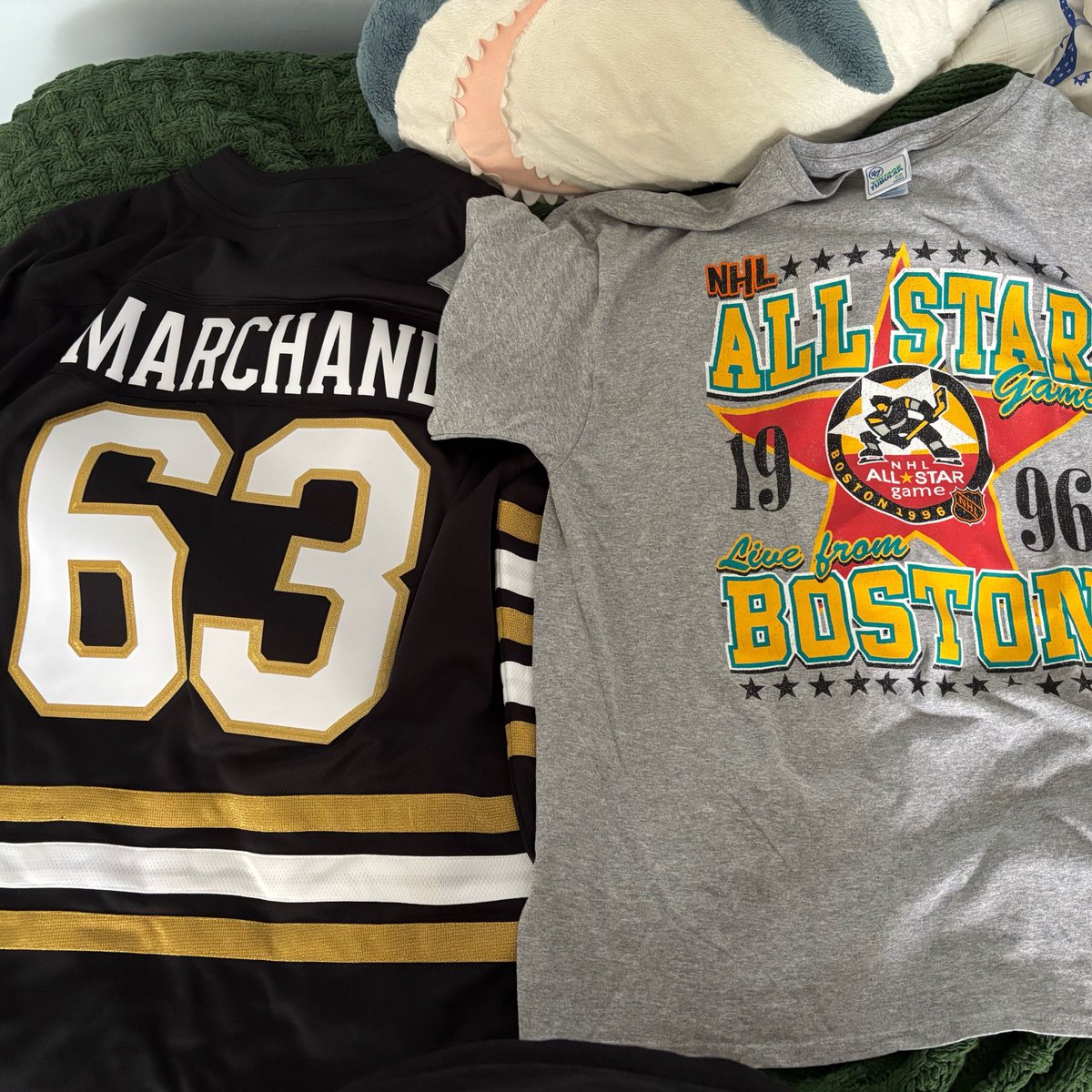 27xdrouin's tweet photo. bruins sale haul 🫶 
(sparkle jersey too 🙂‍↕️) https://t.co/Vpr4NOgB0I