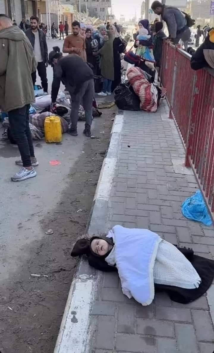 AhmetEmin152989's tweet photo. 🇵🇸 Gazze'de Annesi ve Babası katledilen kundaktaki bebek kimsesiz bir şekilde kaldırım köşesinde bırakıldığını unutma. https://t.co/mgI334Wiwt