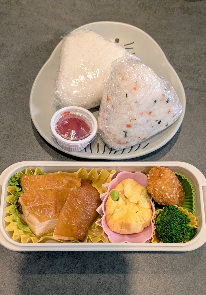 piyoue's tweet photo. 長男のお弁当　38個目
・鶏もも醤油焼
・ふわふわオムレツ
・かぼちゃコロッケ(冷食)
・ブロッコリー
・おにぎり
　(混ぜ込みわかめ明太子、おかか昆布)
お天気も相まって、みなさん何だかもう一つな週の滑り出し。シャキっといきまひょ！
#お弁当記録 https://t.co/NmqHYS53Hc