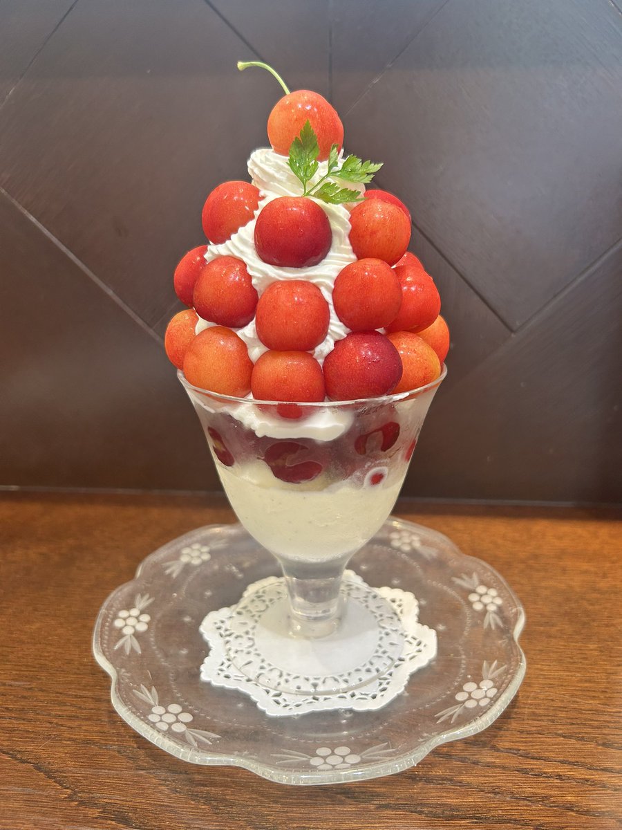 onoyax's tweet photo. 秋葉原のフルーフ・デゥ・セゾンにて、さくらんぼパフェ。
さくらんぼ、生クリーム、さくらんぼアイス、ヨーグルトアイス、バニラアイス。
40粒ほど入ってました（日により品種と粒数は変わります）。適度な酸味と甘み、皮の食感。一粒ずつ食べ、種を出す。手数が多くなることで、長く楽しめる。 https://t.co/AawnXP03io