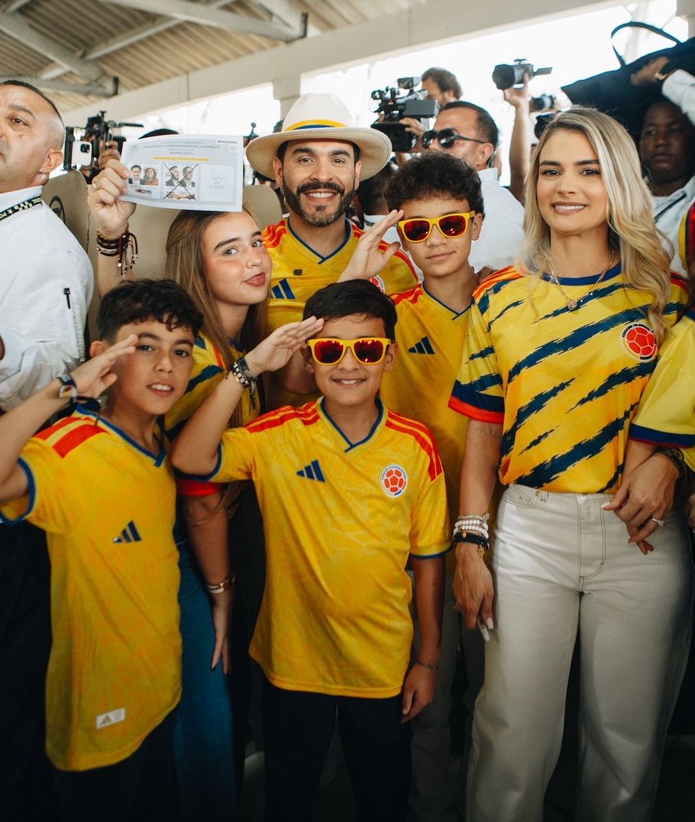 RocioInfantesb's tweet photo. Esta es la nueva familia presidencial de Colombia. ¡Volvió la decencia gracias a Dios! 🇨🇴🙌🏻💛 https://t.co/qTAkmWT7fA