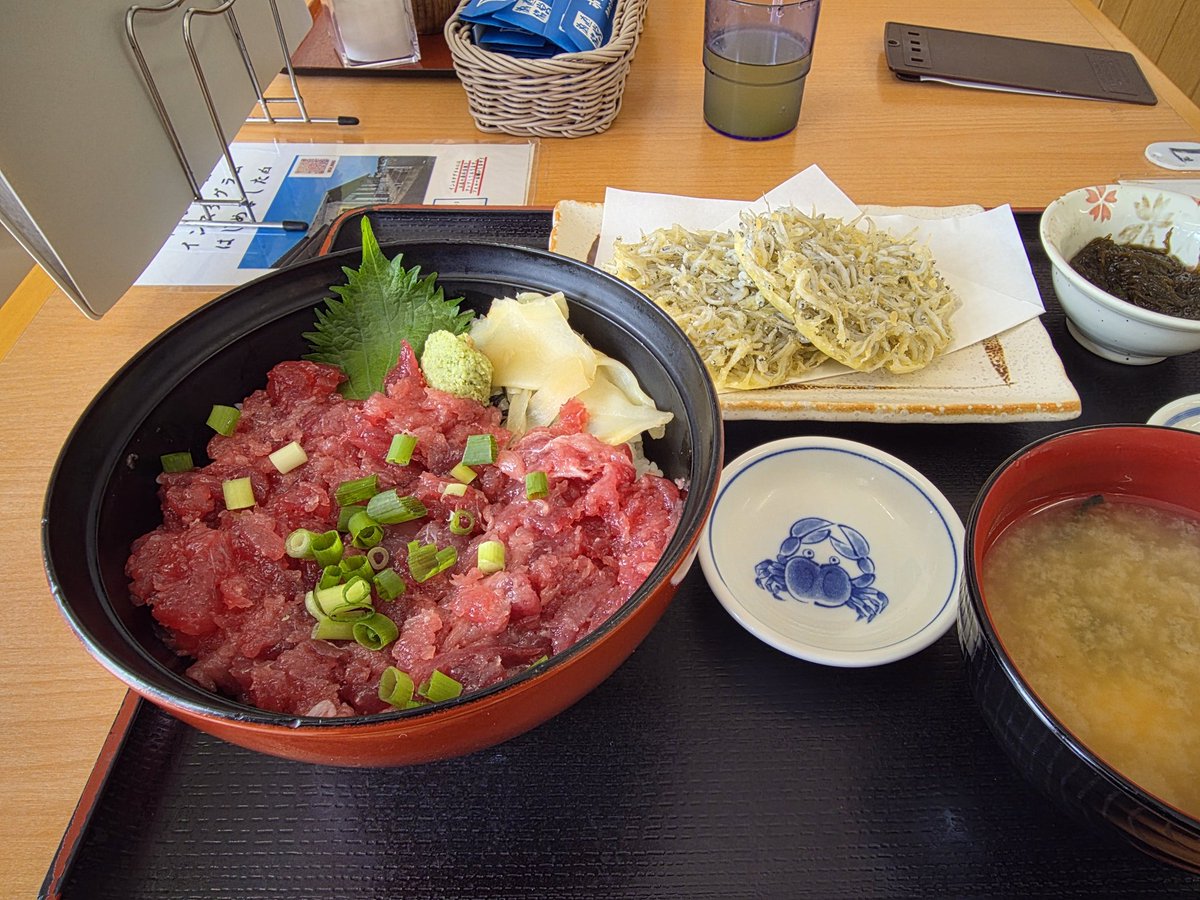 Andirachan's tweet photo. 社長から小遣いもらったので中落ち丼としらすの天ぷら食うぞ～ https://t.co/cjGyfXwWBC
