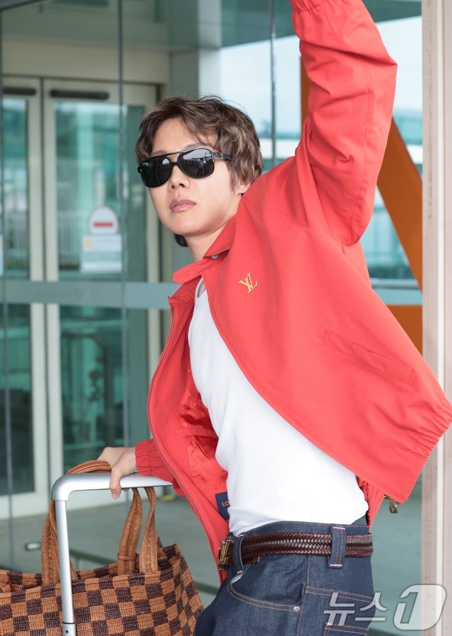 hoseokiepedia's tweet photo. ‼️ IMPORTANT: SPREAD THE WORD ‼️

Since j-hope will likely appear at Louis Vuitton's show during Paris Fashion Week, I just want to highlight that if we want to help him rank high on Lefty's report, we need to FOCUS ON INSTAGRAM.

Trending on X is good too, but it will not help with Lefty's ranking. Make sure to interact with EVERY Instagram post that mentions both j-hope and Louis Vuitton. Create posts (not Stories) and ALWAYS include both his name and Louis Vuitton in your captions. Use these hashtags in all your Instagram posts:
#jhope #제이홉 #LouisVuitton #ParisFashionWeek #PFW

If you don't have an Instagram account, please create one ASAP.