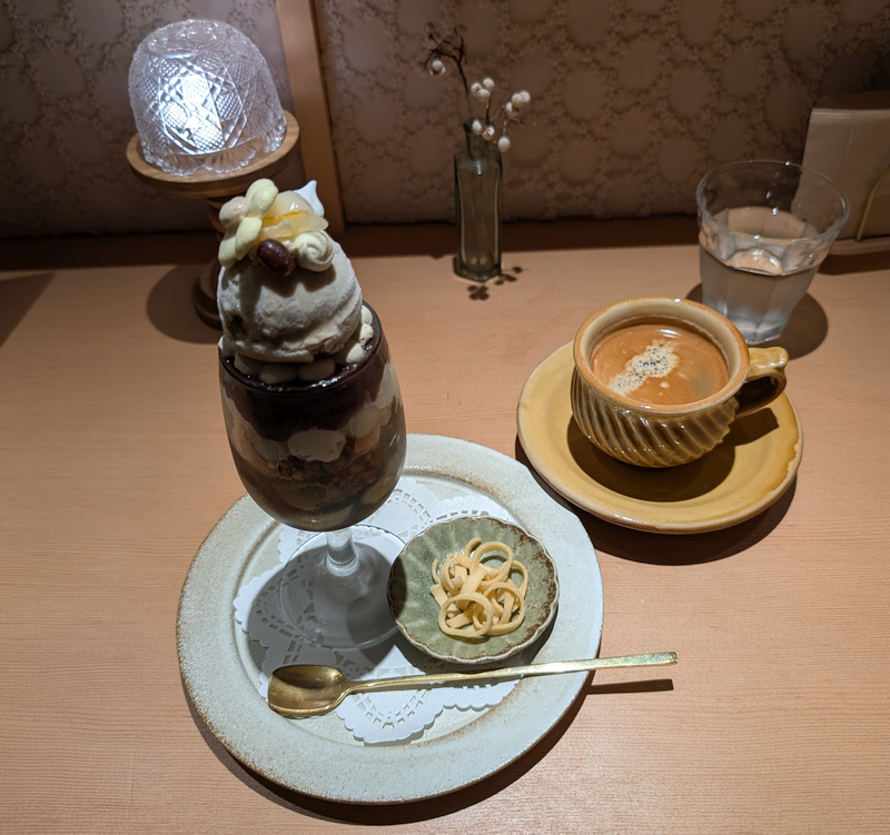 kichilog's tweet photo. 「パフェのおみせ 余花（よか）」でグラスに色々ぎっしり詰めこんで、その上にジェラートやメレンゲも盛った「ほうじ茶パフェ」を堪能。どこから食べるか悩みながら最後まで飽きさせず、甘過ぎなくてコーヒーともよく合って美味しかったです。ごちそうさま。
#きちログ
https://t.co/VYBaDgFUhd https://t.co/BhSupyO0tq