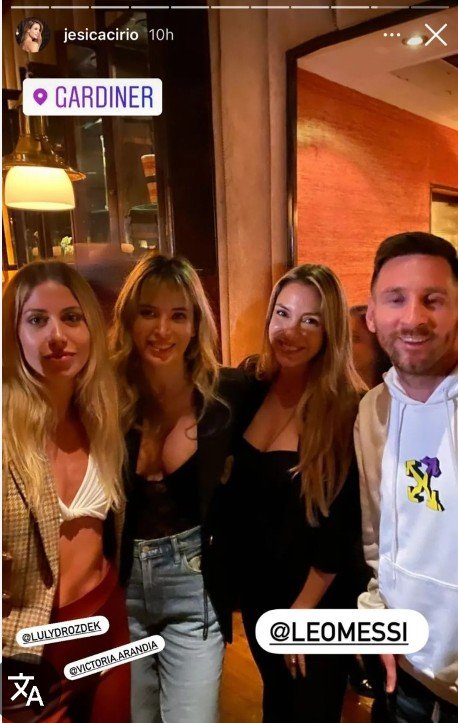 LalisFakes's tweet photo. @chausobres Jajaja 
Entonces por una  foto con tantos políticos K que sería Messi?

Libertonto. https://t.co/xfRB2DlaTc
