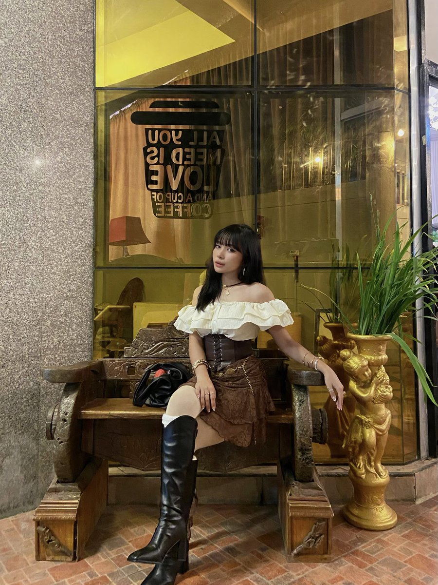 mikrolace's tweet photo. yes girl, slay 😝 https://t.co/FLS1uIyxes