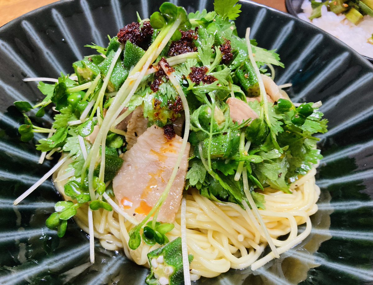 dangofd2's tweet photo. 本日のリノキチランチ

痛風一直線は

パクチー冷やし中華
ニラ辛子丼

今日のように湿度が高い日はこれですねw

レモン汁とラー油がたまらんすw

ニラ辛子めっちゃ美味いけど数時間は対面お話し厳禁ですw

ごっつあんでした！

#冷やし中華
#パクチー
#ニラ辛子 https://t.co/PUICfk1NtB