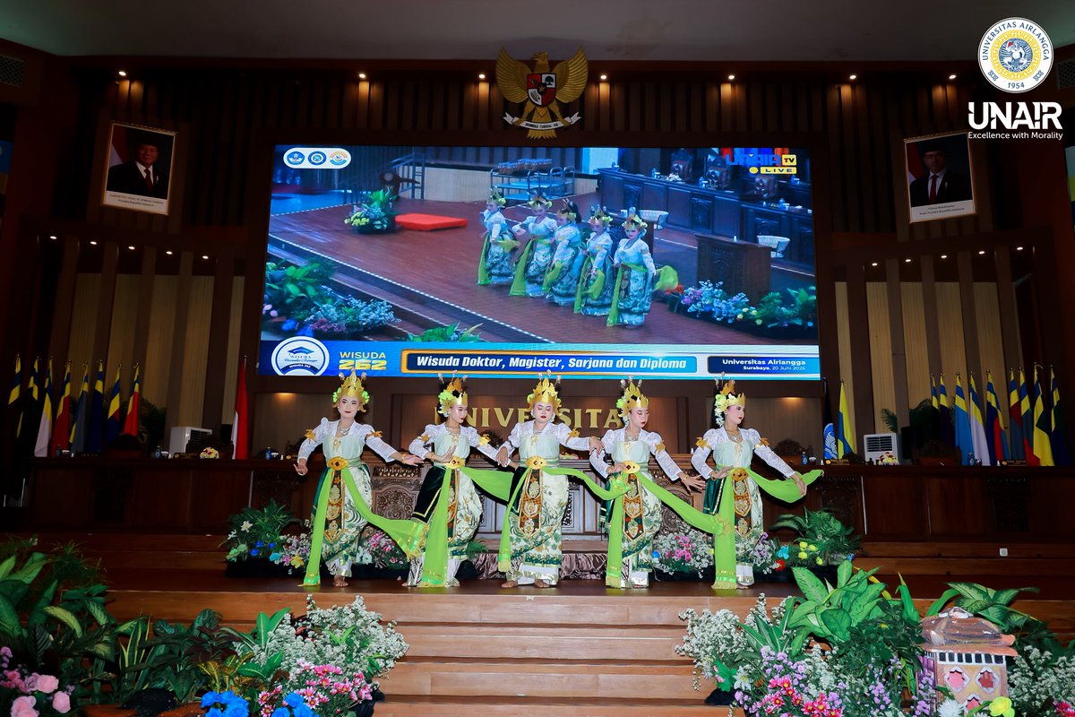 Unair_Official's tweet photo. Di balik setiap toga, ada cerita perjuangan yang layak dirayakan. 💙 https://t.co/hGOtzLMXXS