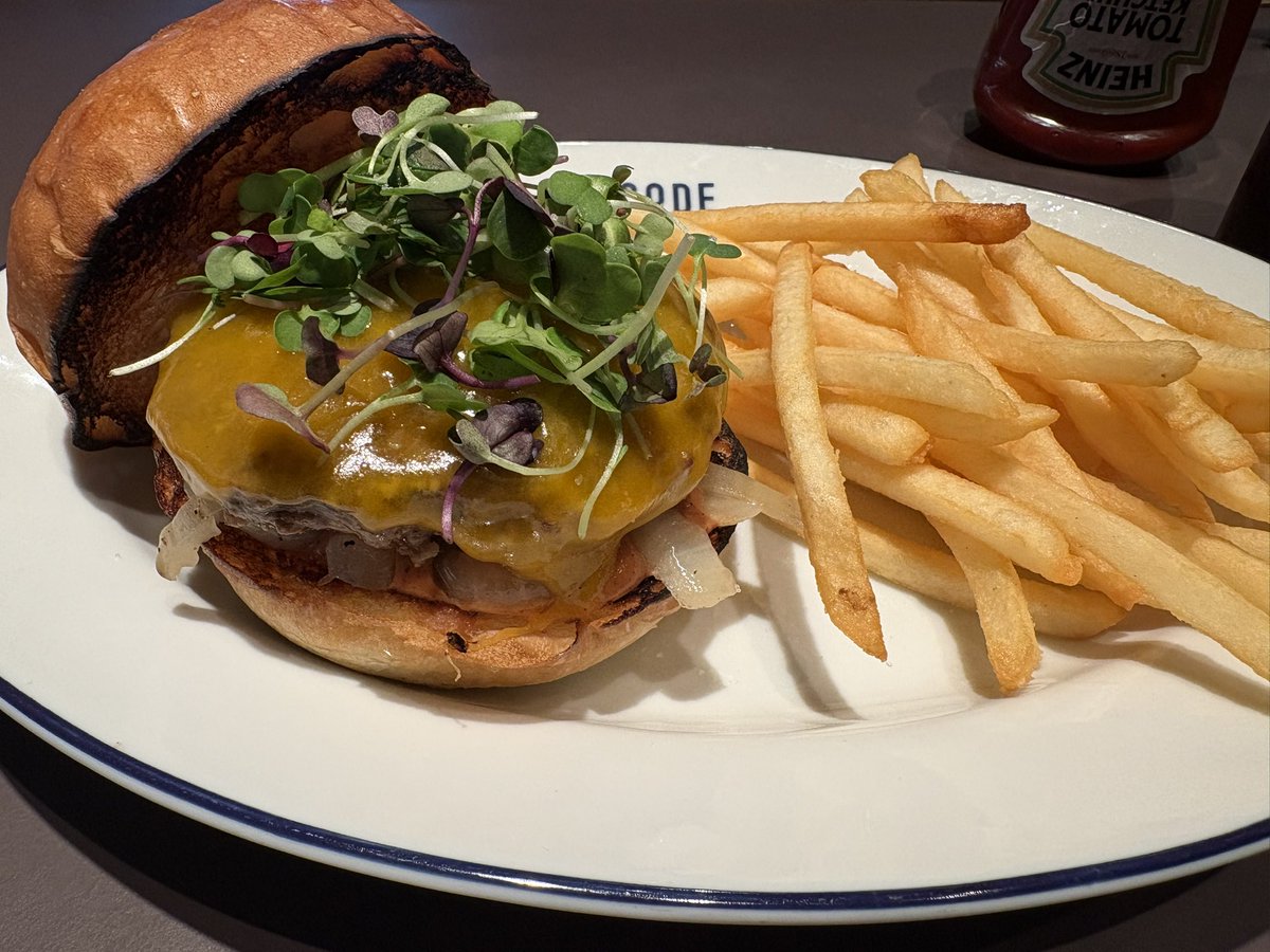 kabix_'s tweet photo. 丸の内で食べるハンバーガーのセット2600円とかめっちゃ高いのな
でもおいしい... 
ミディアム焼きのハンバーガー食べたの多分初めて https://t.co/fkNmlV7u8x
