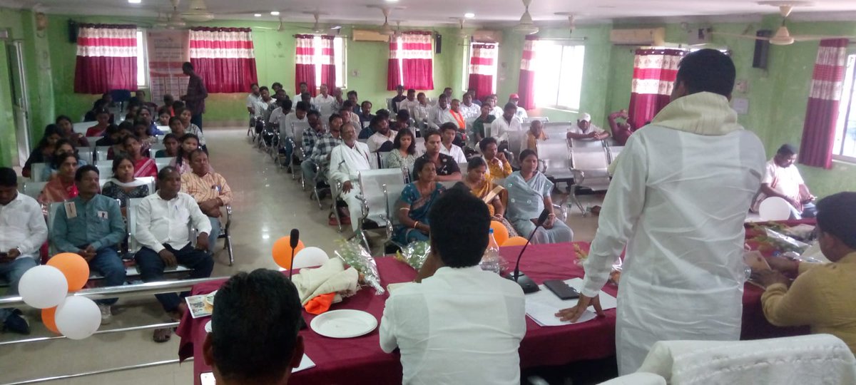 LabaniMahananda's tweet photo. #ବିକାଶର_ଧାରା_ଓଡ଼ିଶା_ସାରା
ଓଡିଶା ସରକାରଙ୍କ ଦୁଇ ବର୍ଷ ପୂର୍ତ୍ତି ଅବସରରେ କଳାହାଣ୍ଡି ଜିଲ୍ଲାର ଭବାନିପାଟଣା ବ୍ଳକ ସ୍ତରୀୟ #ଜାତି_ଜନଜାତି ସମ୍ବାଦ ବୈଠକ କାର୍ଯ୍ୟକ୍ରମ ରେ ଅତିଥି ଭାବରେ ଯୋଗଦେଇ ଓଡିଶା ସରକାରଙ୍କ ବିକାଶ ମୂଳକ କାର୍ଯ୍ୟକୁ ଲୋକଙ୍କୁ ଅବଗତ କରିବା ସହ ଭଲ ଫଳାଫଳ ରଖିଥିବା ଛାତ୍ର ଛାତ୍ରୀଙ୍କୁ ପୁରସ୍କୃତ କରାଯାଇଥିଲା। https://t.co/RRWlIxPIxi