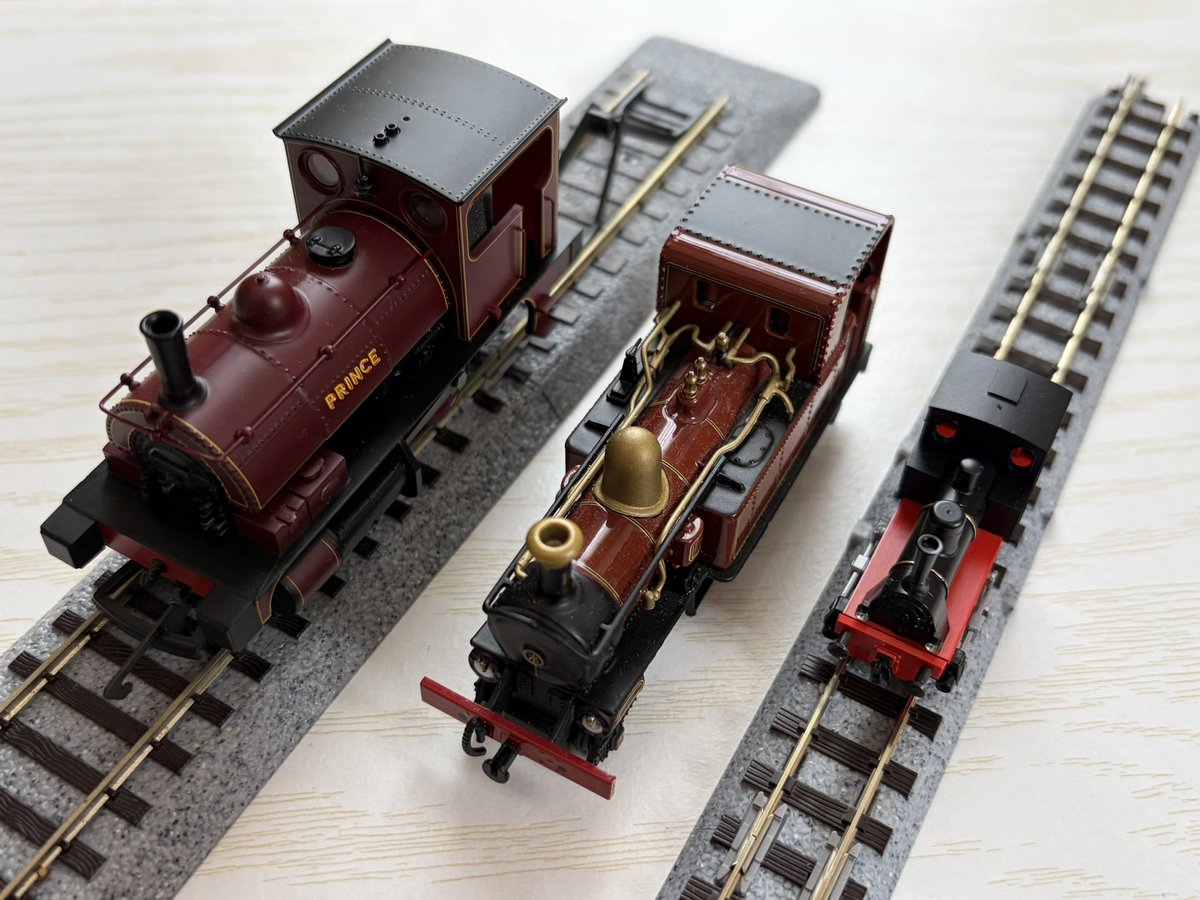 NJ_PCC's tweet photo. LMS パグとナローゲージ線路に乗せたチビロコ。こう見ると無加工でも簡易軌道と言い張ることができるのではないでしょうか？
2枚目の写真は
PUG OOゲージ
マン島鉄道 OO 12mmゲージ
チビロコ 線路のみ OO9 https://t.co/PCO7MMi917