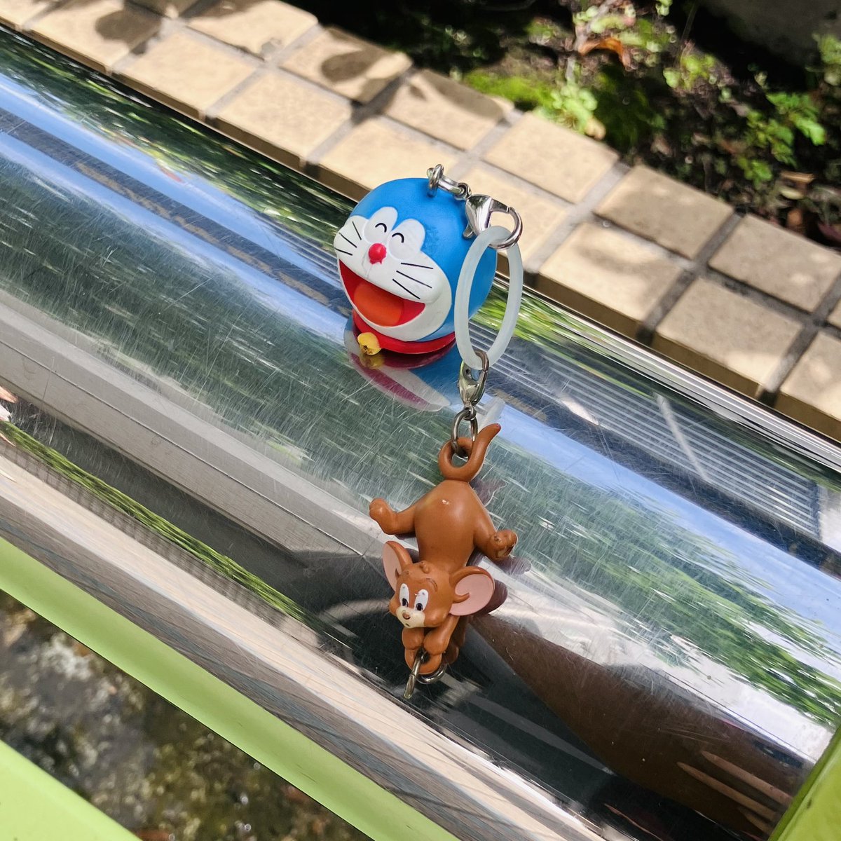 noriko_uwotani's tweet photo. 道で見かけた落とし物。どんな組み合わせだよ。ドラえもんが可哀想だろ https://t.co/EMRTwYbyzl