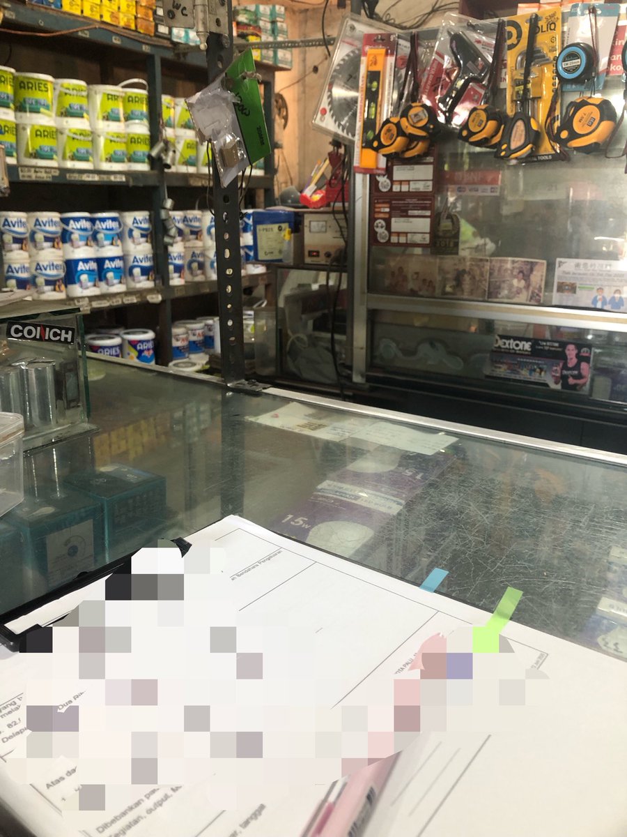 halayawes's tweet photo. Cewe anak pertama belum menikah 27yo tp sandwich kerja di pemernthn tp umbi2an, nyari duit tambahan. Mau ngasih tau kalo cari duit ga segampang itu. Harus mau dipotong 1/3 buat ngasih org lain + panas panasan naik motor pribadi bensin sendiri dan bau matahari dan harus senyum. https://t.co/Yxza6sMhaD