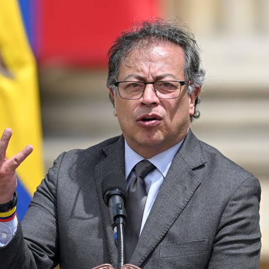 lineamx's tweet photo. #Colombia 🗳: El ultraderechista Abelardo de la Espriella gana la presidencia en histórico y cerrado escrutinio

​Con más del 99.9 por ciento de las mesas procesadas, el abogado ultraderechista Abelardo de la Espriella, "El Tigre", se impuso en la segunda vuelta electoral con el 49.66 por ciento de los votos frente al 48.70 por ciento del izquierdista Iván Cepeda. Esta histórica diferencia de apenas 250 mil sufragios devuelve el poder a la derecha tras cuatro años del mandato progresista. 

El presidente Gustavo Petro se negó a reconocer los resultados del preconteo y denunció formalmente las bases de un posible fraude electoral, argumentando alteraciones injustificadas en el censo y la manipulación de datos a través del software operado por empresas privadas.

Ante las presuntas irregularidades en la plataforma de escrutinio, el mandatario exigió una auditoría técnica al código fuente del software electoral, advirtiendo que la definición legal de la presidencia quedará suspendida hasta que concluyan las impugnaciones y el recuento definitivo.