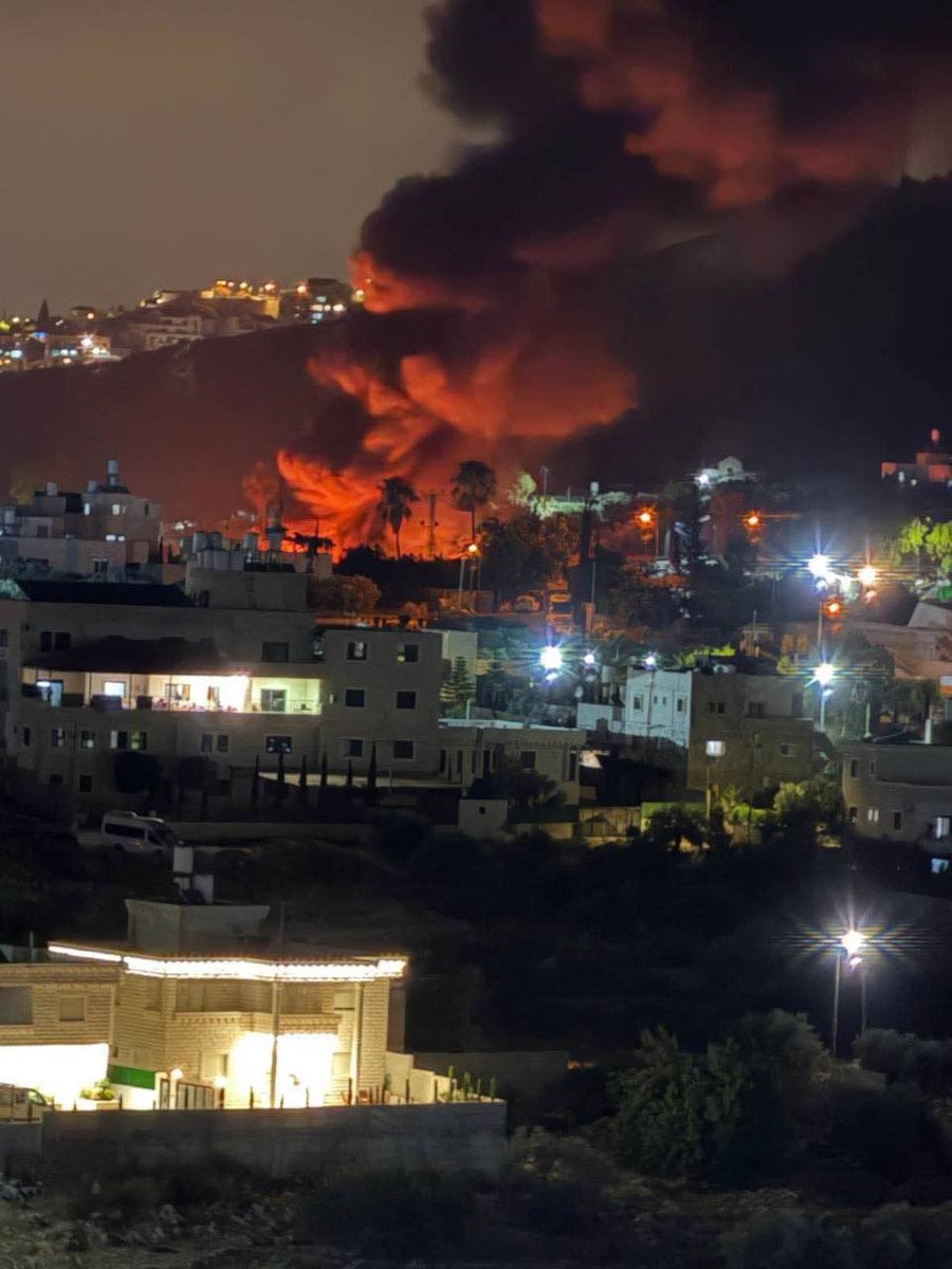 adinitay's tweet photo. 22.6 לפנות בוקר
שוקבא - צפונית מערבית לרמאללה - מתנחלים שוב מציתים רכבים - אפס מעצרים
כמו מידי יום ולילה - הצתת בתים על יושביהם/רכבים/שדות עם יבול- כמעט אפס מעצרים או אם מעצר אז בנוהל הרגיל של מעצר בית ועד שחרור.
22.6 לפנות בוקר
בית אמר - צפונית לחברון.
הצבא יורה למוות בעיסא (19) ורידא (15) עוואד בטענה שהשליכו בקבוקי תבעורה
ישראל בקליפת אגוז
