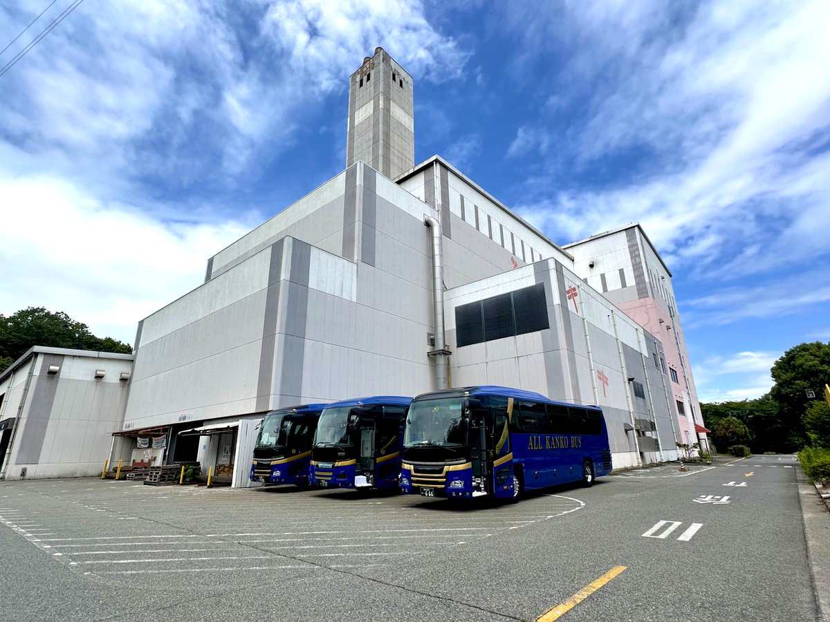 AllKankobus's tweet photo. こんにちは。
朝から☁の多い一日です
先ほどから☔も降り出しました😅
お出掛けには雨具を御準備ください🙇🏼‍♂️
先日の
８８８・７７７・６６６号車の三台は
社会科見学される太子町の小学生の皆様を
#揖龍クリーンセンター に
お連れいたしました🚌🚌🚌💨 https://t.co/sAVj2iIOOT