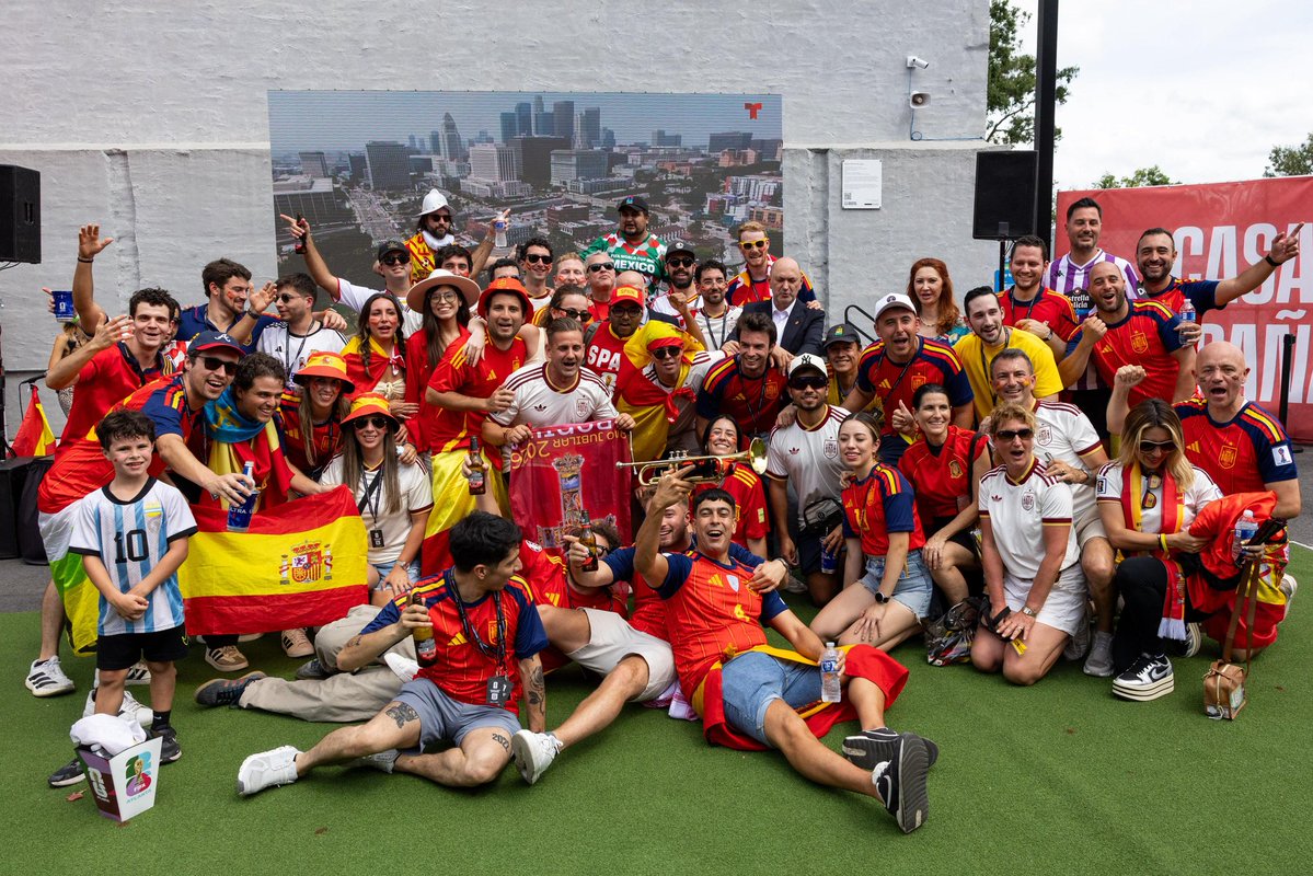 Tebasjavier's tweet photo. Magnífico ambiente en la Casa de España de la @rfef en Atlanta tras disfrutar junto a nuestros aficionados de la victoria de la Selección Española frente a Arabia Saudí.
Tuve el placer de acompañar al presidente de la @rfef, Rafael Louzán, en un encuentro con numerosos seguidores de España, muchos ellos   han viajado hasta Estados Unidos para apoyar a nuestra Selección y demostrar, una vez más, la fuerza y la pasión de nuestra afición.
También tuvimos la oportunidad de saludar al alcalde de Atlanta, Andre Dickens, y agradecer la extraordinaria acogida que la ciudad está brindando a todos los aficionados que están viviendo esta gran fiesta del fútbol.
Atlanta respira fútbol. 
Gracias a todos los aficionados por vuestro apoyo incondicional. ¡Seguimos disfrutando del fútbol y apoyando a nuestra Selección! 🇪🇸⚽