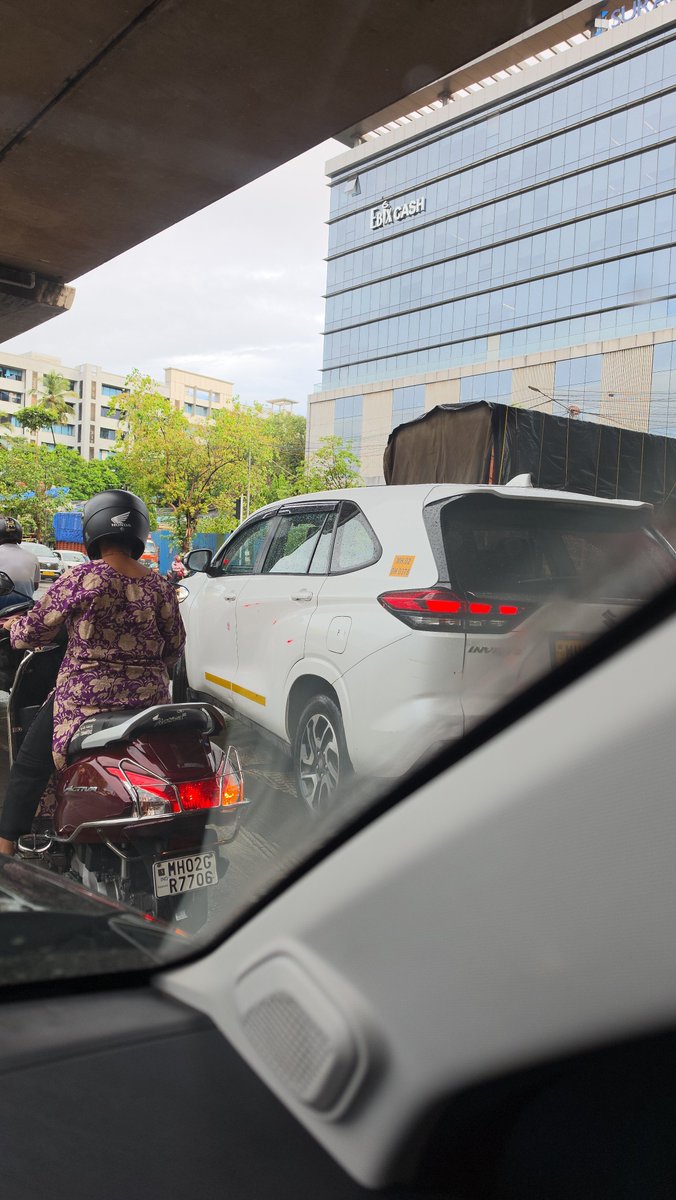 gadajignesh's tweet photo. @MTPHereToHelp No U turn or Right allowed and signal jumped by citizens
Location-guru nanak chowk, chakala metro, Andheri kurla road, Andheri east

MH04KF6808 - tempo u turn 
MH02GH0378 - innvoa u turn
MH03CN8444 - auto signal jumped
MH02FY3496-  MCWOG
MH02FC6721 - MCWOG https://t.co/dxSV2T2288