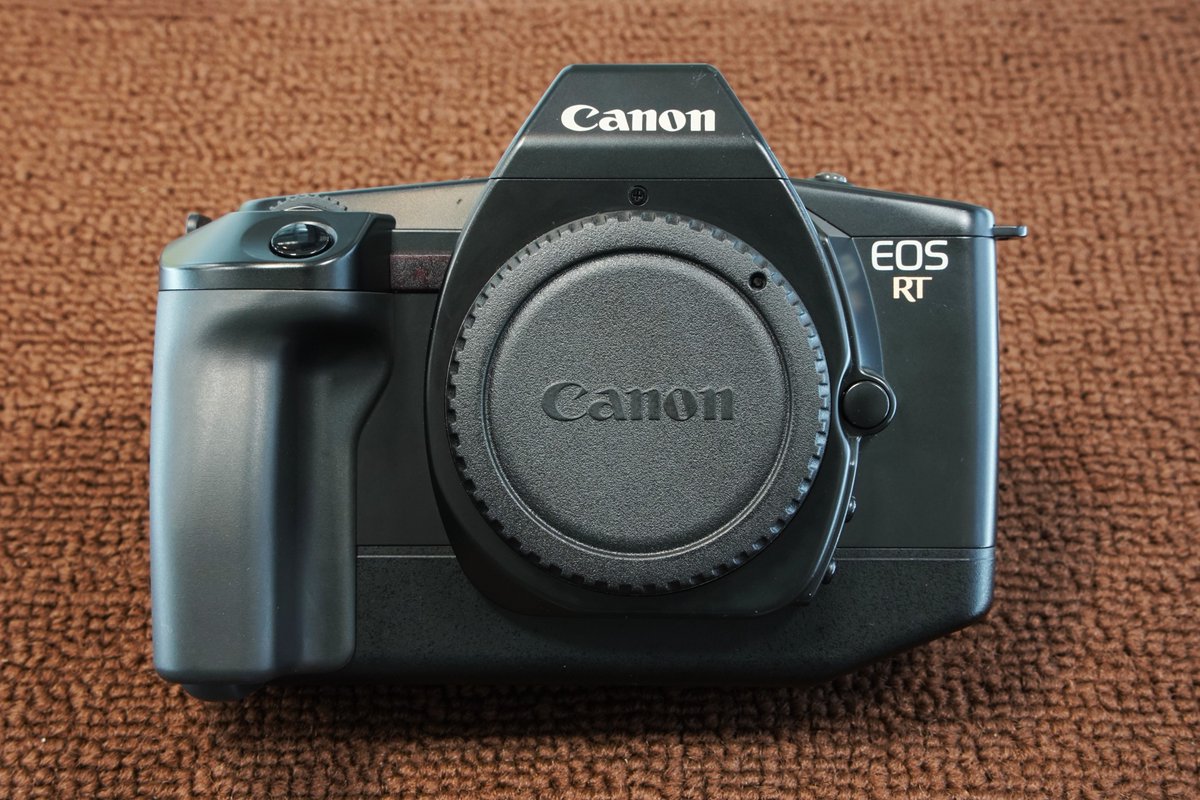 wattmann_cm_ysc's tweet photo. ワットマンカメラ横須賀中央カメラ買取センターです。

【入荷情報】
Canon EOS RT

世界初のAF対応、固定ペリクルミラーを搭載。
RTモードにすると、わずか0.008秒でシャッターが切れ、レリーズタイムラグを短縮したモデルです。

とても綺麗な状態です！
お持ち込み頂きありがとうございます。 https://t.co/vuVLA0bb9s