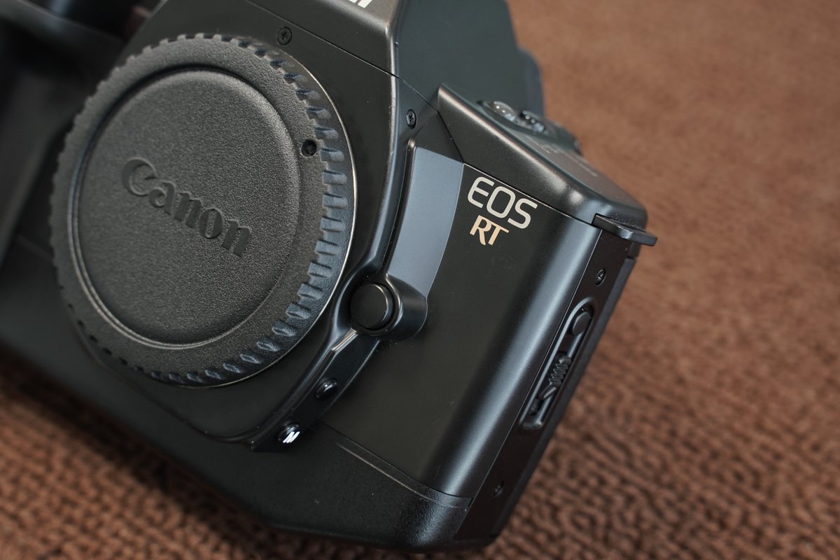 wattmann_cm_ysc's tweet photo. ワットマンカメラ横須賀中央カメラ買取センターです。

【入荷情報】
Canon EOS RT

世界初のAF対応、固定ペリクルミラーを搭載。
RTモードにすると、わずか0.008秒でシャッターが切れ、レリーズタイムラグを短縮したモデルです。

とても綺麗な状態です！
お持ち込み頂きありがとうございます。 https://t.co/vuVLA0bb9s