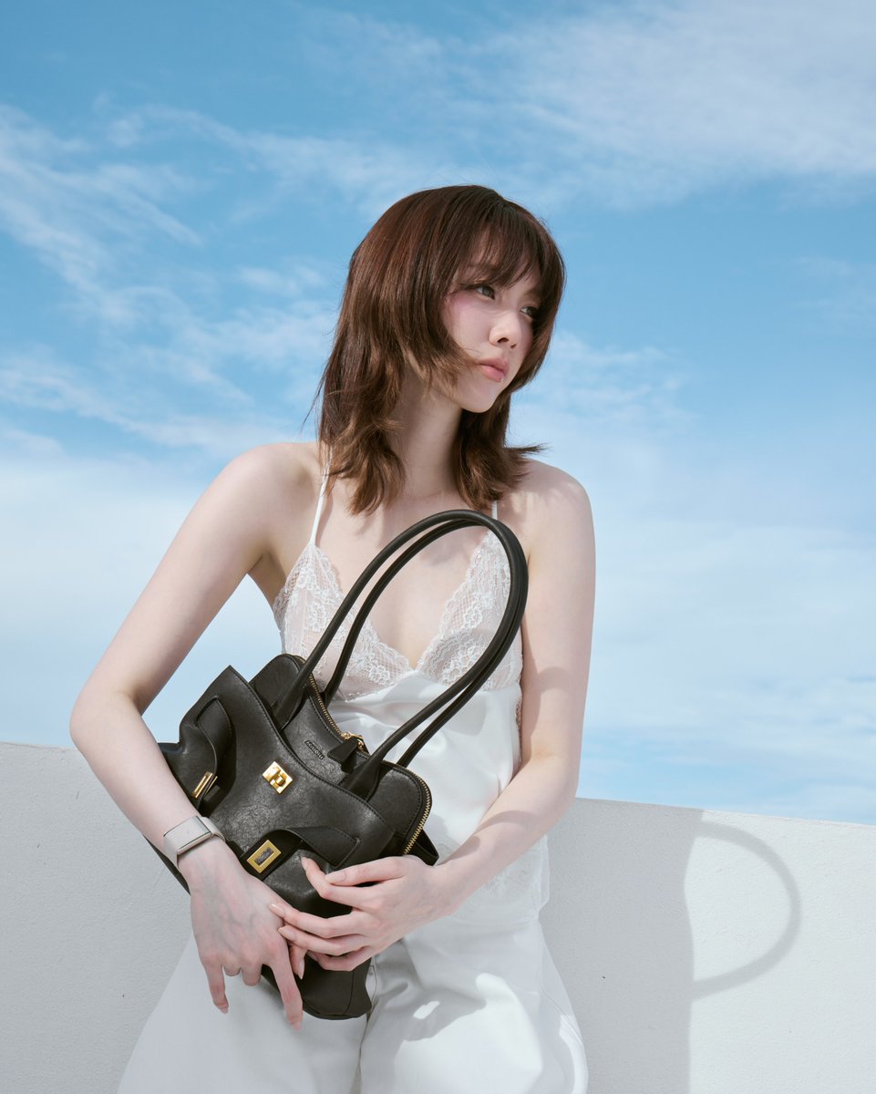 only_boomtag's tweet photo. Out and about, looking effortlessly beautiful☁️🤍
The soft waves, the delicate lace and that chic bag complete the perfect summer look 🌤️

#OrmKornnaphat #ออมกรณ์นภัส @ormmormm 
#buckleoffshoulder @.aristotlebag https://t.co/z3UPsEpQr4
