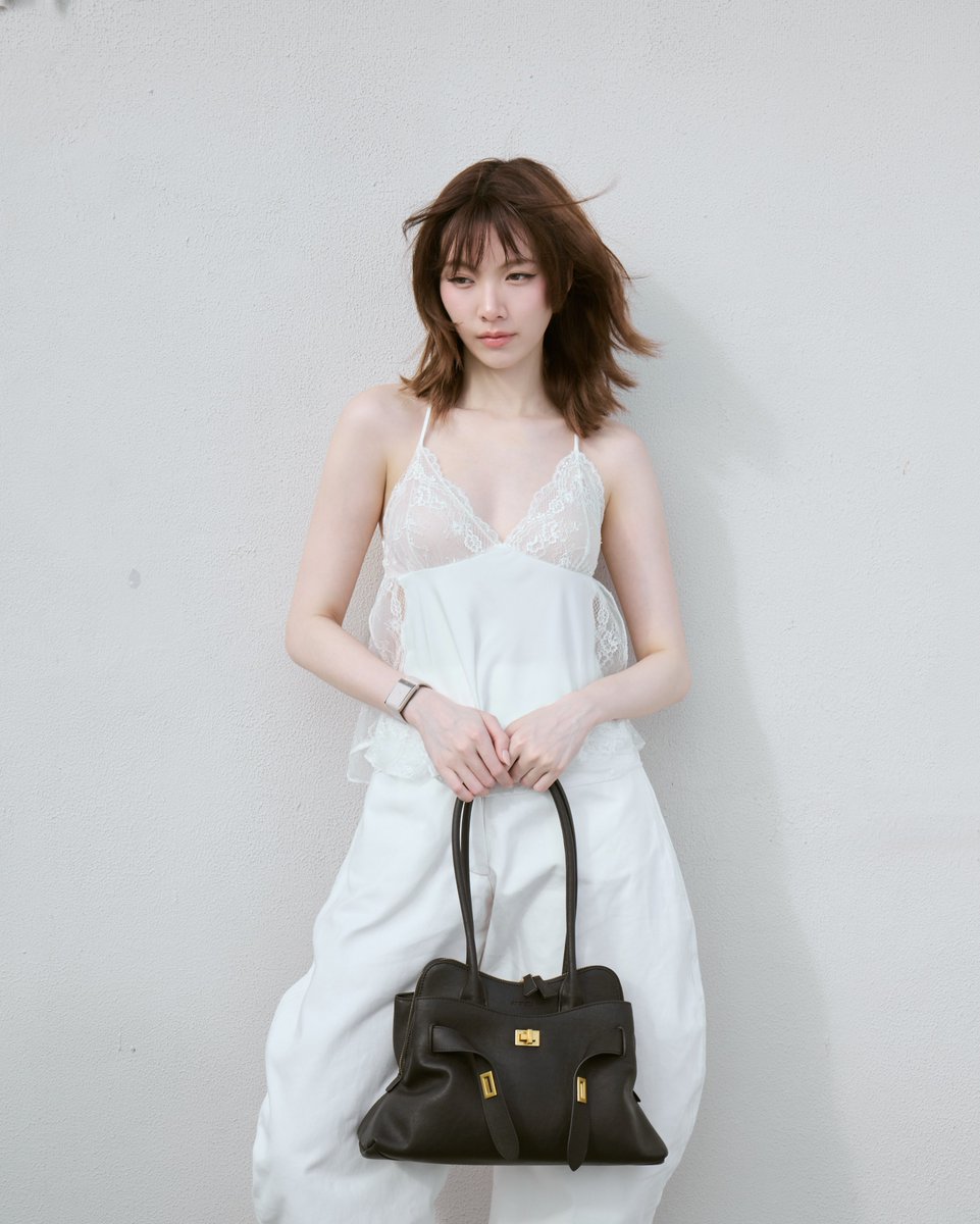 only_boomtag's tweet photo. Out and about, looking effortlessly beautiful☁️🤍
The soft waves, the delicate lace and that chic bag complete the perfect summer look 🌤️

#OrmKornnaphat #ออมกรณ์นภัส @ormmormm 
#buckleoffshoulder @.aristotlebag https://t.co/z3UPsEpQr4
