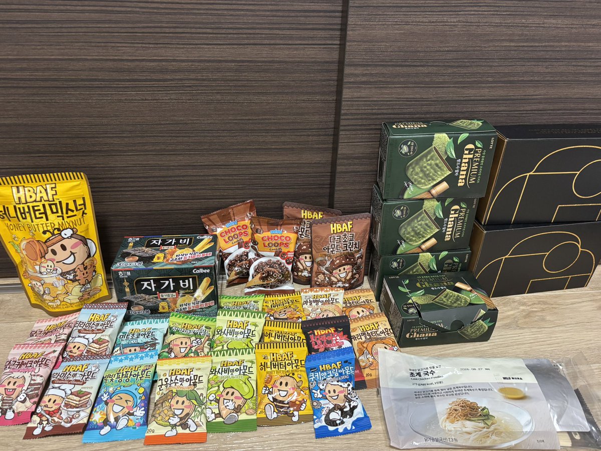adayesterday's tweet photo. 韓国の購入品🇰🇷
食べてしまったものも結構あるけど…
ミュージカルTは日本より高いから、絶対に欲しかったレミゼのやつだけ購入 https://t.co/YTmnBzB91w