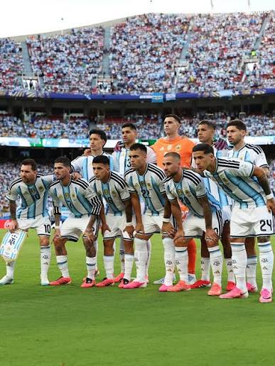 deportes24ar's tweet photo. 🇦🇷HOY JUEGA LA SELECCIÓN ARGENTINA.

⏰14 hs (ARG)
🏟️Estadio de Dallas
📺TV Pública, Telefe, DSports, Disney+. https://t.co/eMMX7pQHoV