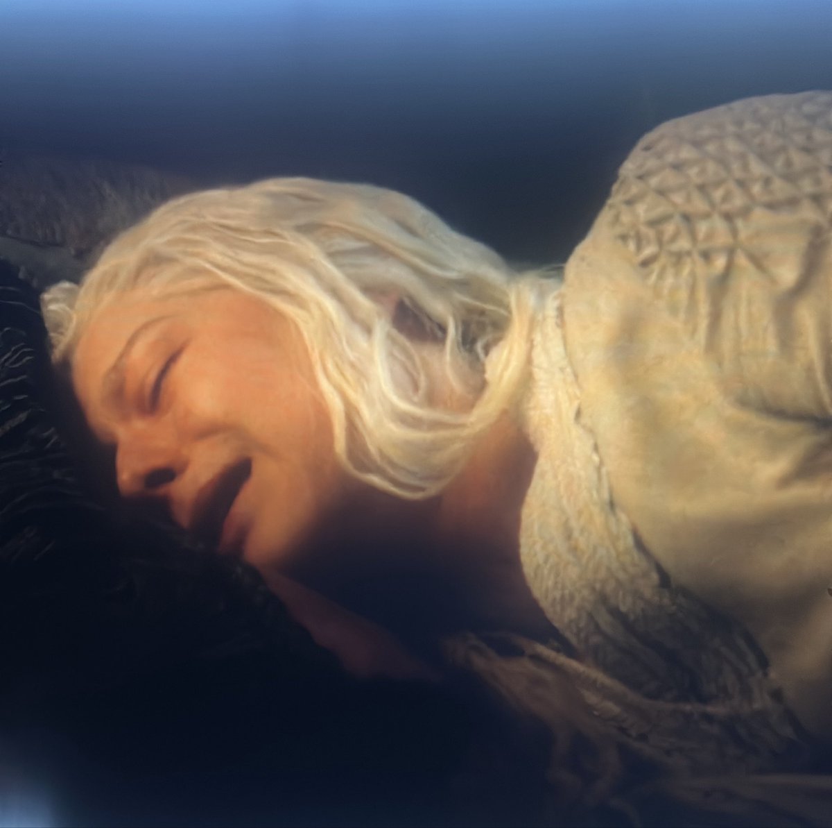 westerosesp's tweet photo. Rhaenyra Targaryen llorando la pérdida de tres de sus hijos. Estoy en el suelo, no me hablen. Qué manera tan jodida de sufrir. #HouseOfTheDragon https://t.co/S0sOJHYJY5