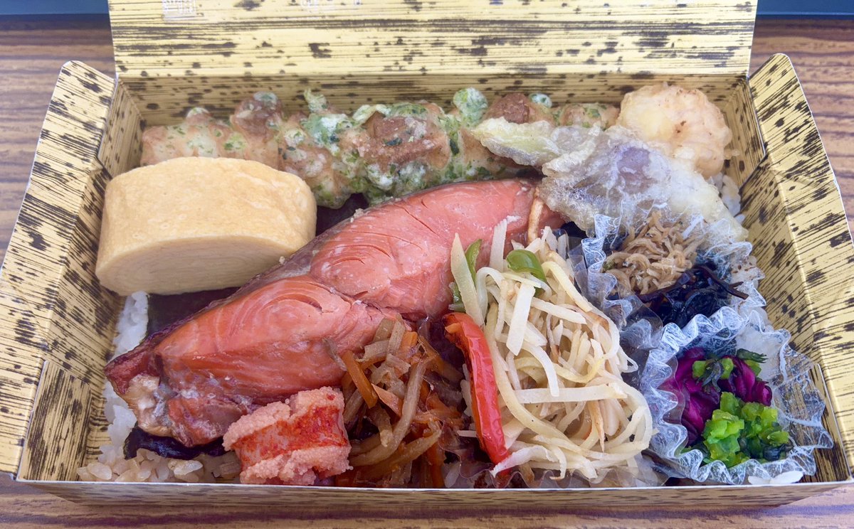 c___v's tweet photo. 今日は会議弁当のり弁🍱😋 https://t.co/hERG67NxDp