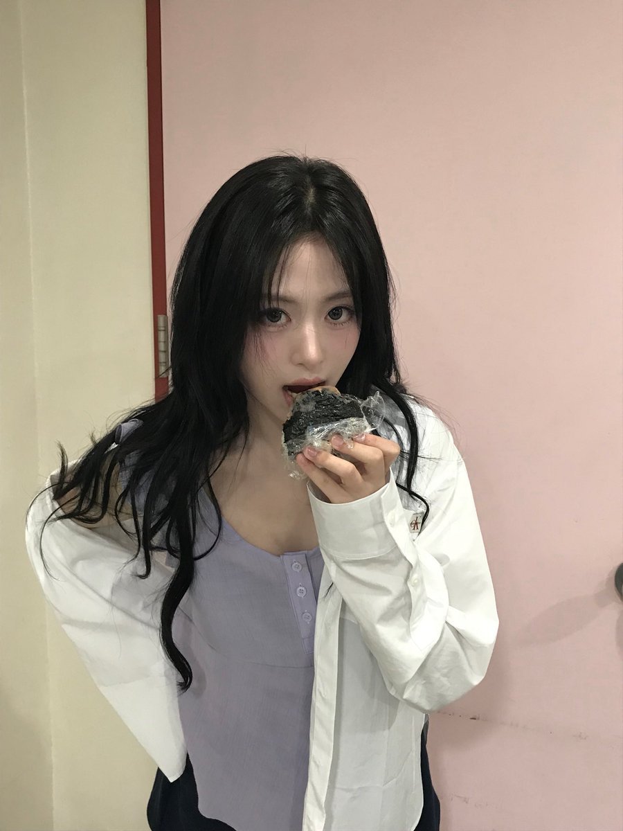 nonavely's tweet photo. //. Selamat pagi menuju siang, wandertuals! Aku izin melipir sebentar, ya. Mau diculik dulu sama hari Senin. Jangan lupa mam enak, biar semangat, okie?! 😼☝🏼 https://t.co/YOWpk4Ndl8