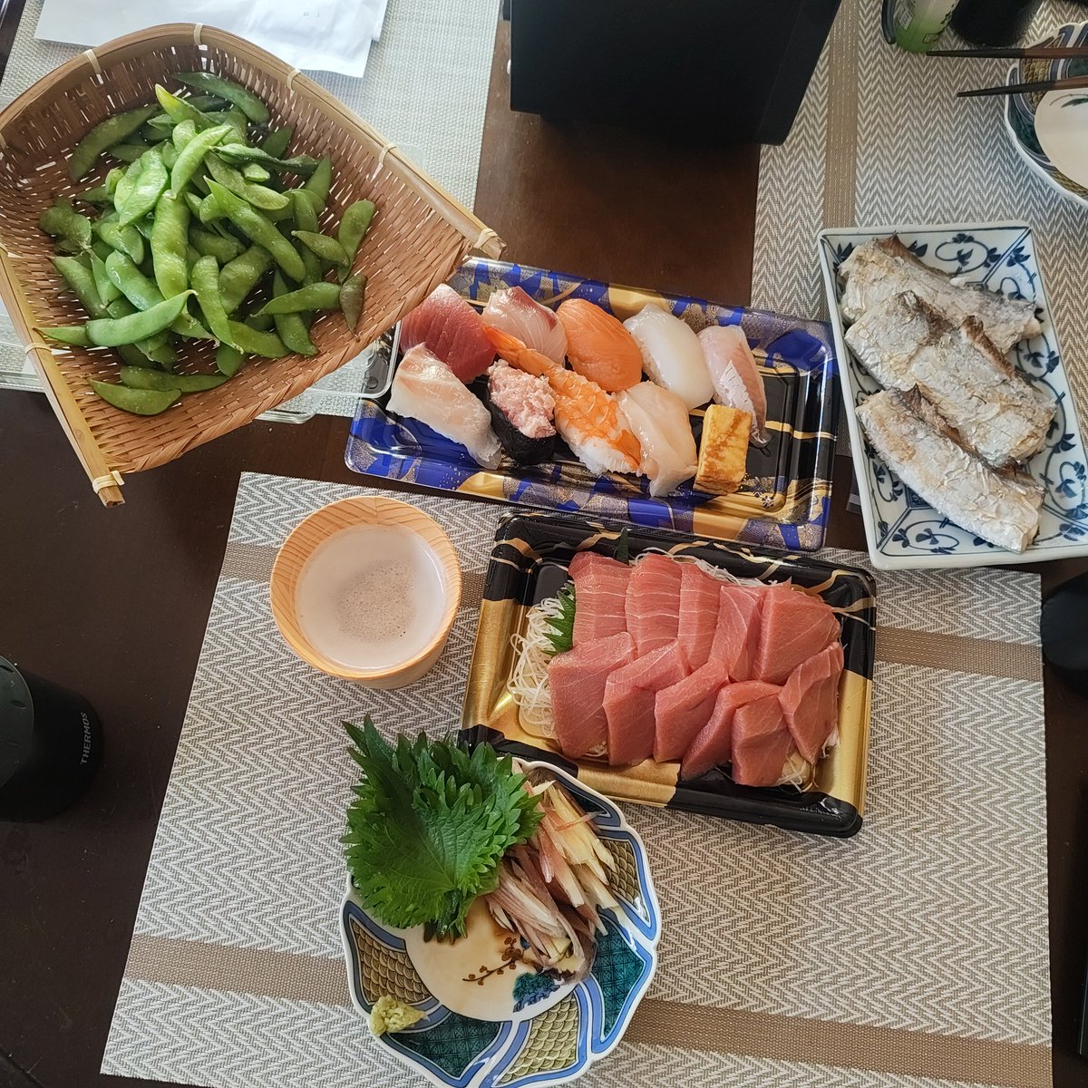 Music85To's tweet photo. #おうちごはん
お休みの日のおひるごはん
昼呑み　
バローのお寿司美味しい https://t.co/3gPyJNeDjB
