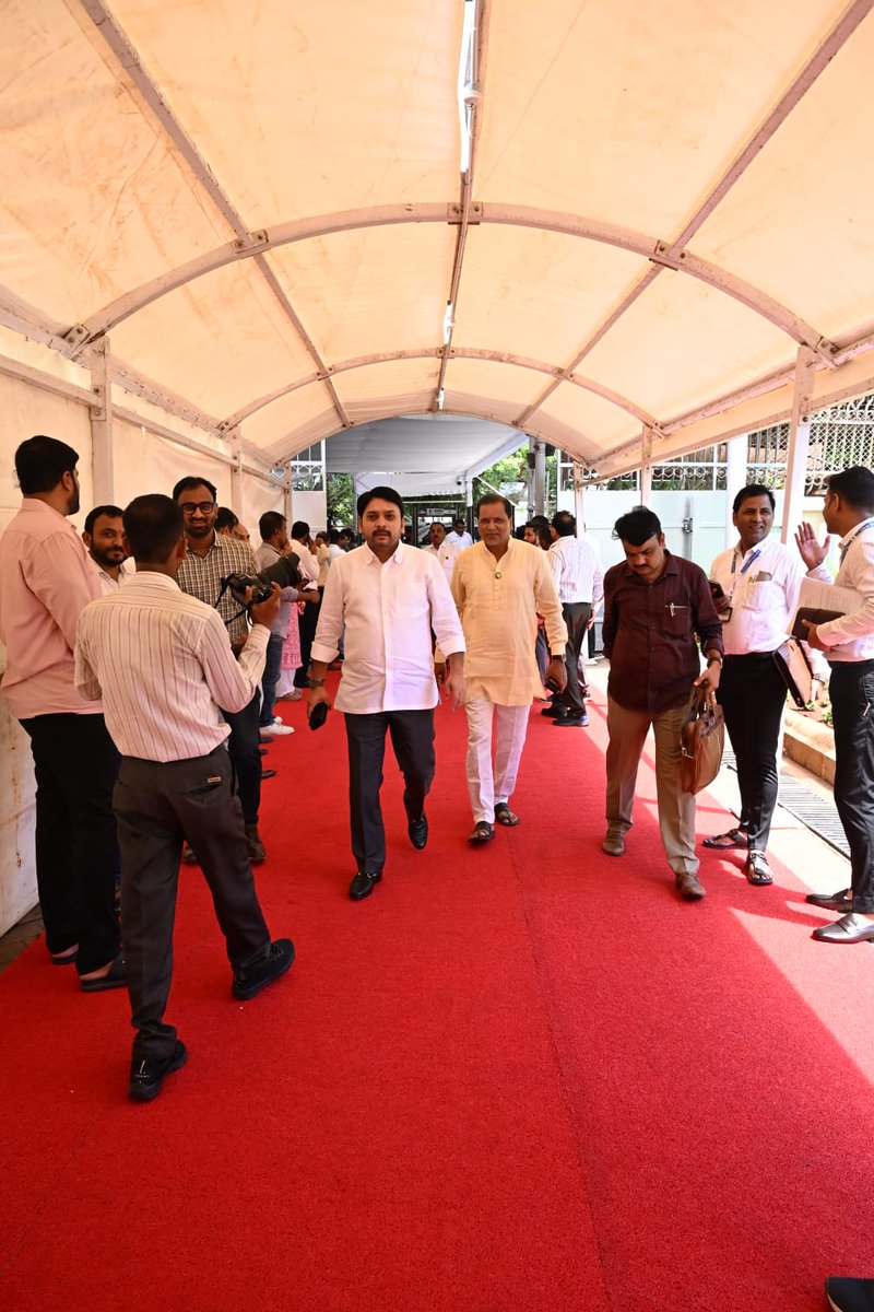 vishwajeetkadam's tweet photo. महाराष्ट्र विधिमंडळ पावसाळी अधिवेशन २०२६ 💼
📍 ठिकाण: विधानभवन, मुंबई. 🗓️ दिवस: पहिला.

जनतेच्या अपेक्षा आणि विविध प्रश्नांना योग्य न्याय मिळवून देण्याचा संकल्प मनी ठेवून पावसाळी अधिवेशनाच्या पहिल्या दिवसाच्या कामकाज प्रसंगी विधानभवन-मुंबई येथे विधिमंडळ कामकाजासाठी उपस्थित राहिलो.

#MonsoonSession #Maharashtraassembly #vidhanbhavan