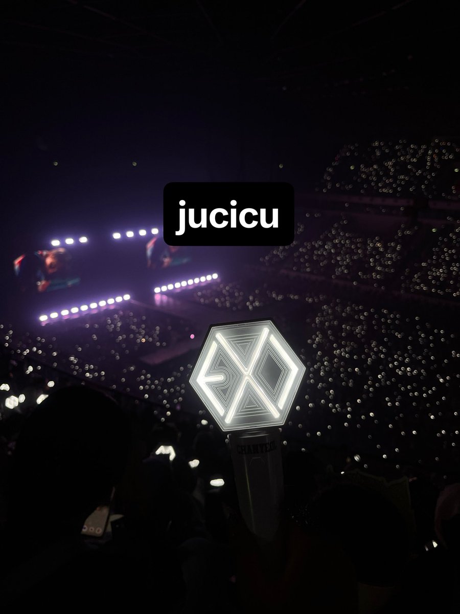 artcyuu's tweet photo. wts ls exo ver 3, 580k dm yac prefer cod jakarta. udah dipake konser ep 6 kemarinnn, include pc ofc dan stikerr full memb yg ot9 sksksksk dm yh https://t.co/wUvrLnDH4I