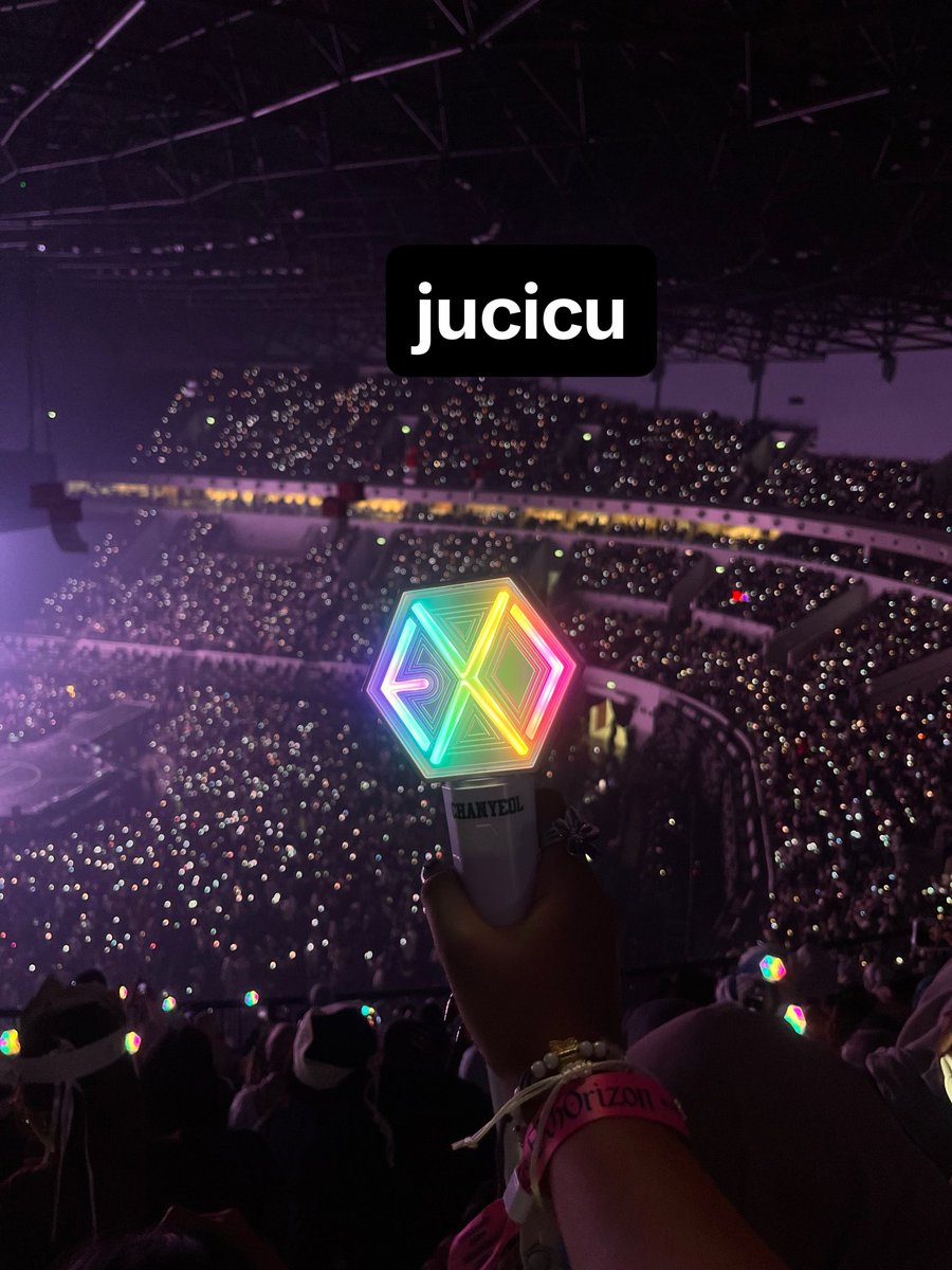 artcyuu's tweet photo. wts ls exo ver 3, 580k dm yac prefer cod jakarta. udah dipake konser ep 6 kemarinnn, include pc ofc dan stikerr full memb yg ot9 sksksksk dm yh https://t.co/wUvrLnDH4I