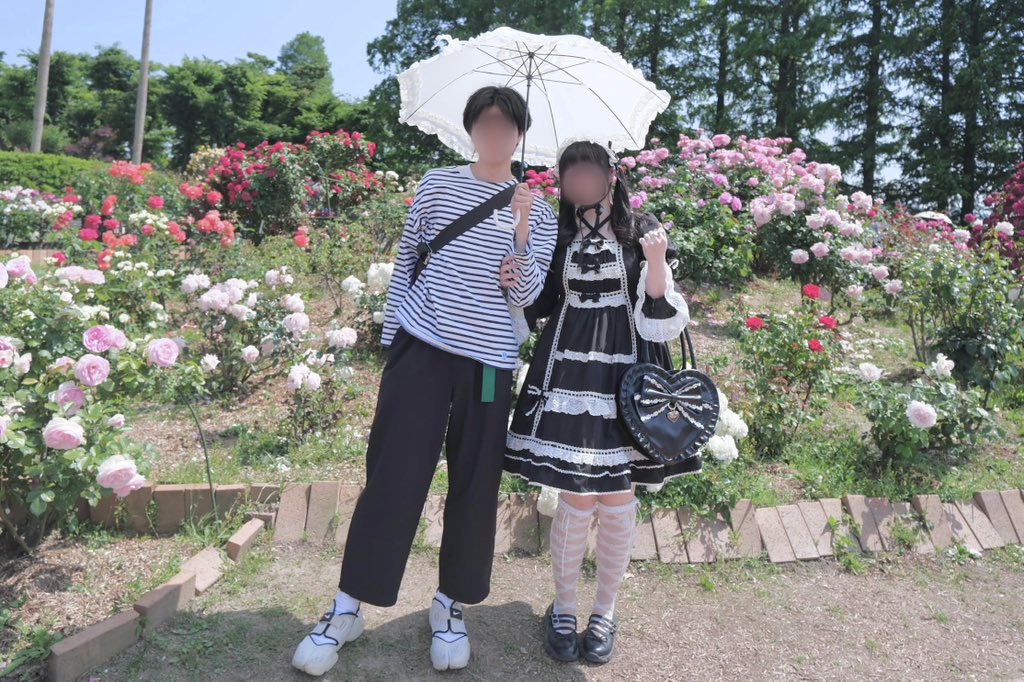 nyan2eyes's tweet photo. 至って普通の服でフリフリの日傘を持たされている https://t.co/hWgdpHCbiG