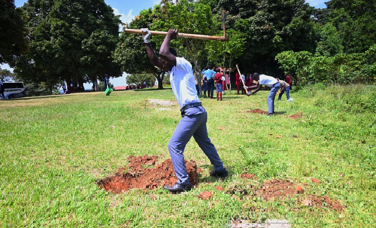 ROYALGIANTHIGH's tweet photo. We had the honour of cleaning our Ssaza on the mission of Bulungi Bwansi. Lets take action, spread awareness and keep our community healthy and vibrant through proper sanitation and planting trees. Every small effort counts https://t.co/2dItoXehDB