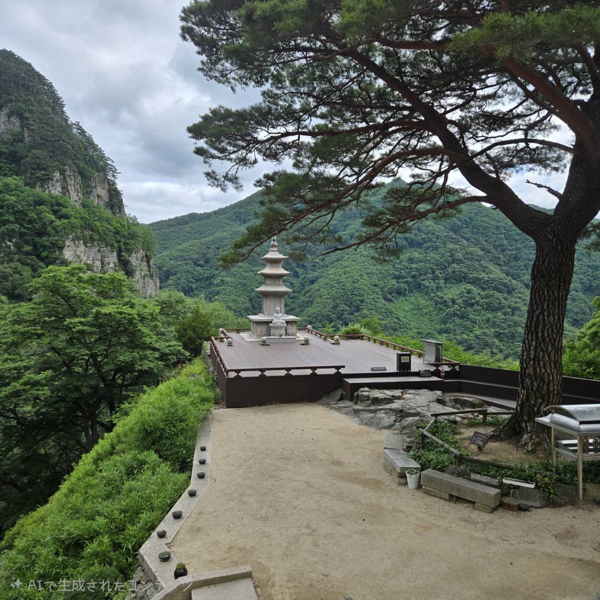 asanoki8's tweet photo. 봉화 청량사
旅行に行くと近くのお寺に寄るのが決まりな私達。眺めがいいとのことで清涼寺へ。駐車場からお寺まで600ｍまぁこれくらいはいつもの事と思ってたら道が急勾配すぎて思いがけず登山に😂片道30分かかった。でも途中の風景や眺めは最高だった。今までで一番坂道が多いお寺だった笑 https://t.co/xMcHSwgJBx