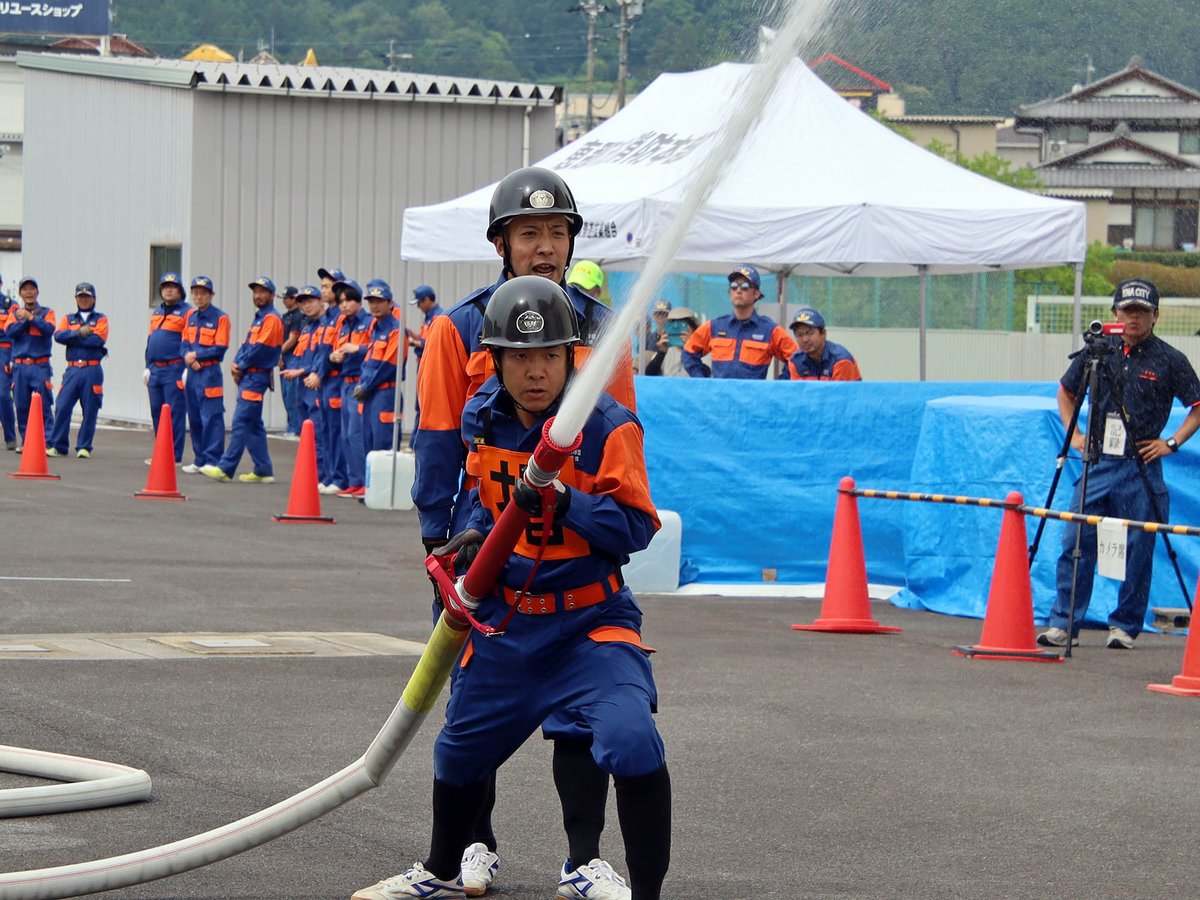 enacityofficial's tweet photo. ＼消防技術を競う　操法技術競技会🚒🔥／

6月14日、市消防防災センターで市消防協会操法技術競技会が開催されました✨

消防団員の技術向上と士気高揚を目的に毎年開催されており、本年は12隊60人が出場💪🚒
規律の取れた動きと気迫あふれる小型ポンプ操法を披露し、操作技術やタイムを競いました🔥 https://t.co/Ahy3aJxLJj