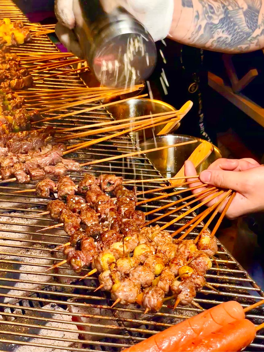 roosevelt_19991's tweet photo. [Craving a quick bite This crispy fried skewered meat with tangy chili sauce is the perfect roadside snack for a sunny day!]， https://t.co/Qbp7q0lswr